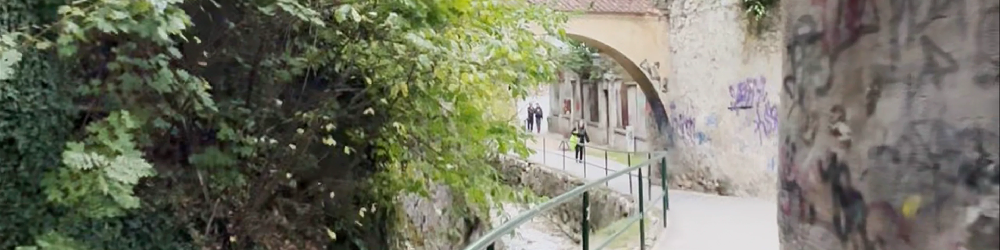 Promenadă După Ziduri