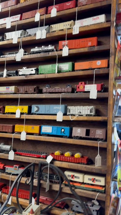 Springfield Antique Barn - Trains!!  And hot wheels - Antiques Near Me - Springfield, Tennessee
