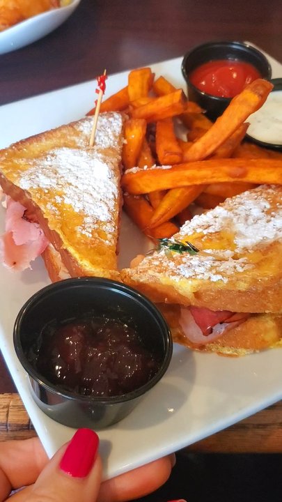 Bumpers Grill and Bar - Monte Cristo - American Near Me - Fairview, Oregon