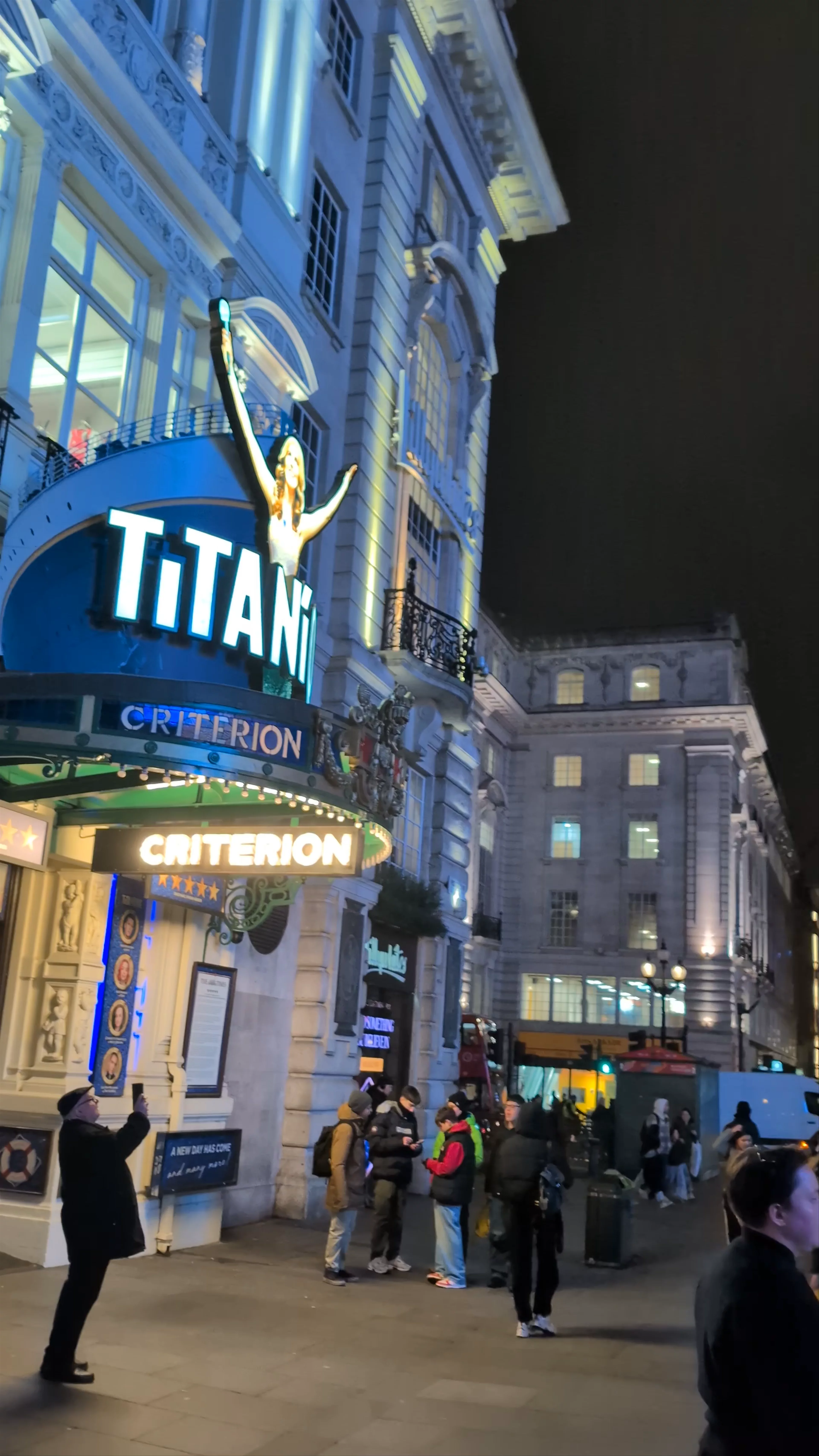 Piccadilly Lights, Piccadilly Circus