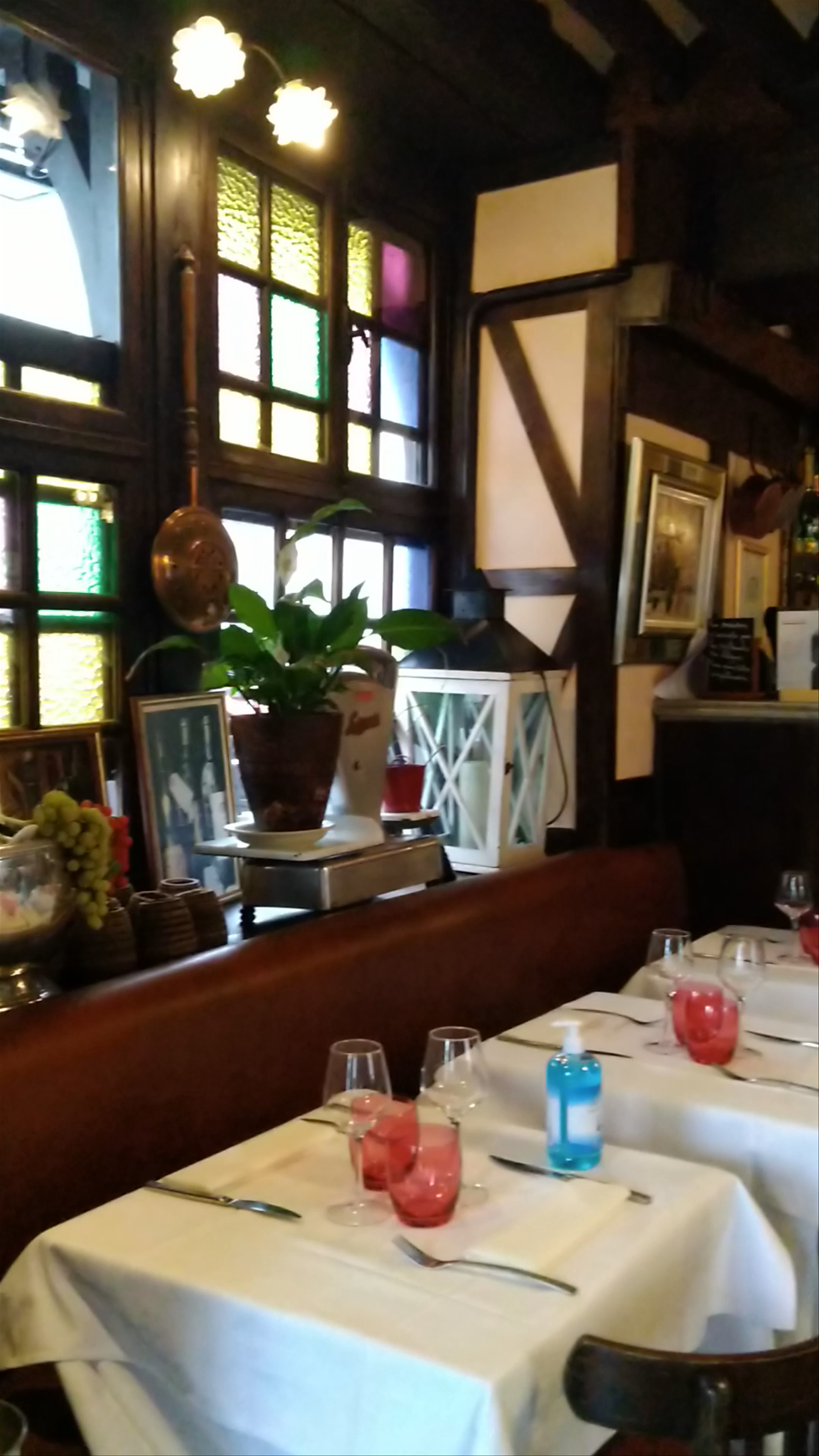 Le Basilic: Charming Parisian Dining on Rue Lepic