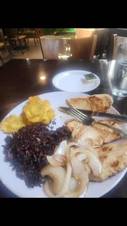 Guayaba Restaurant - I took a video of the food is was eating and the place inside and out. - Burgers Near Me - Miami, Florida