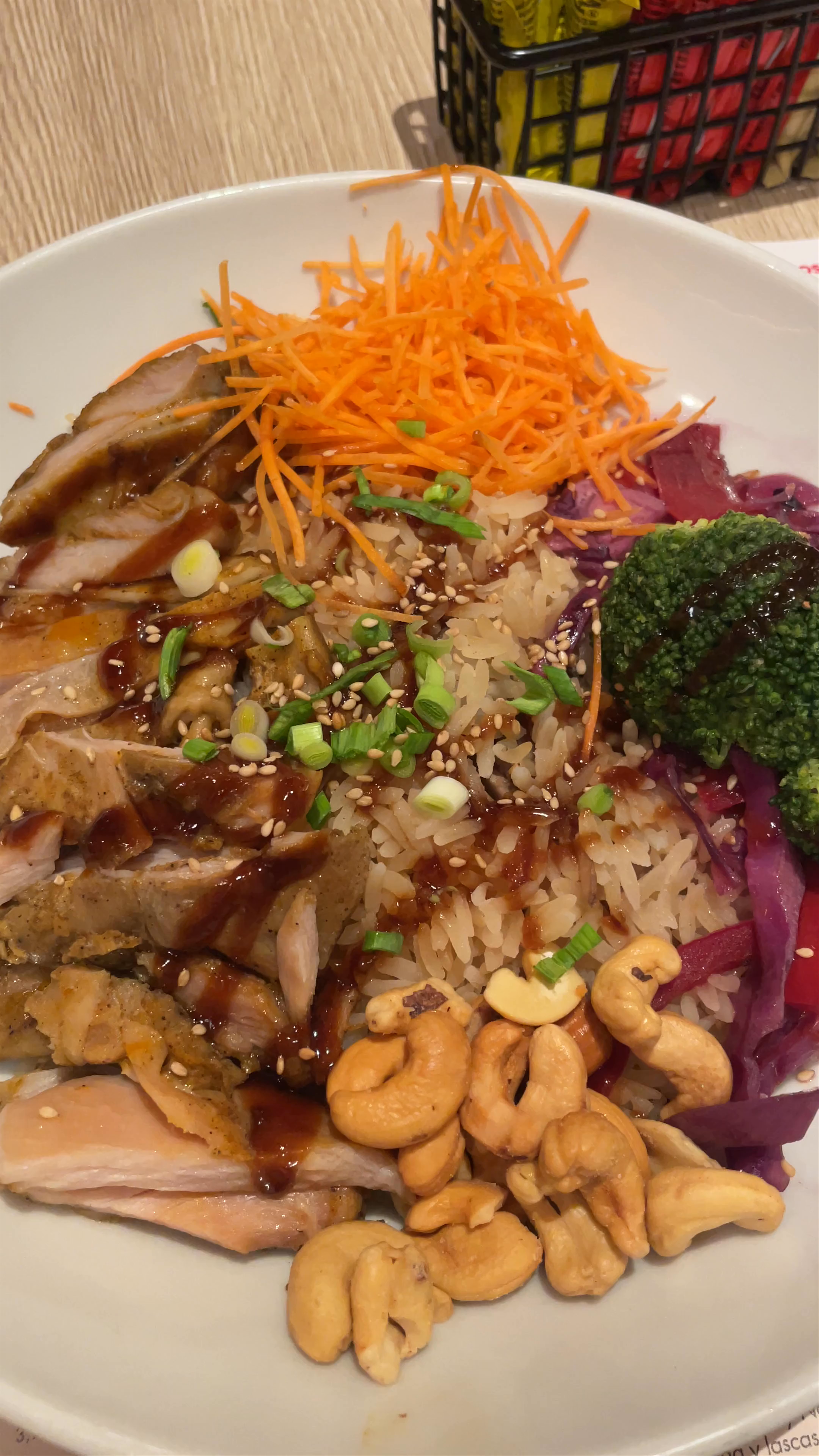 VIPS Madrid: Cozy Modern Dining with Flavorful Bowls and Comfort Food