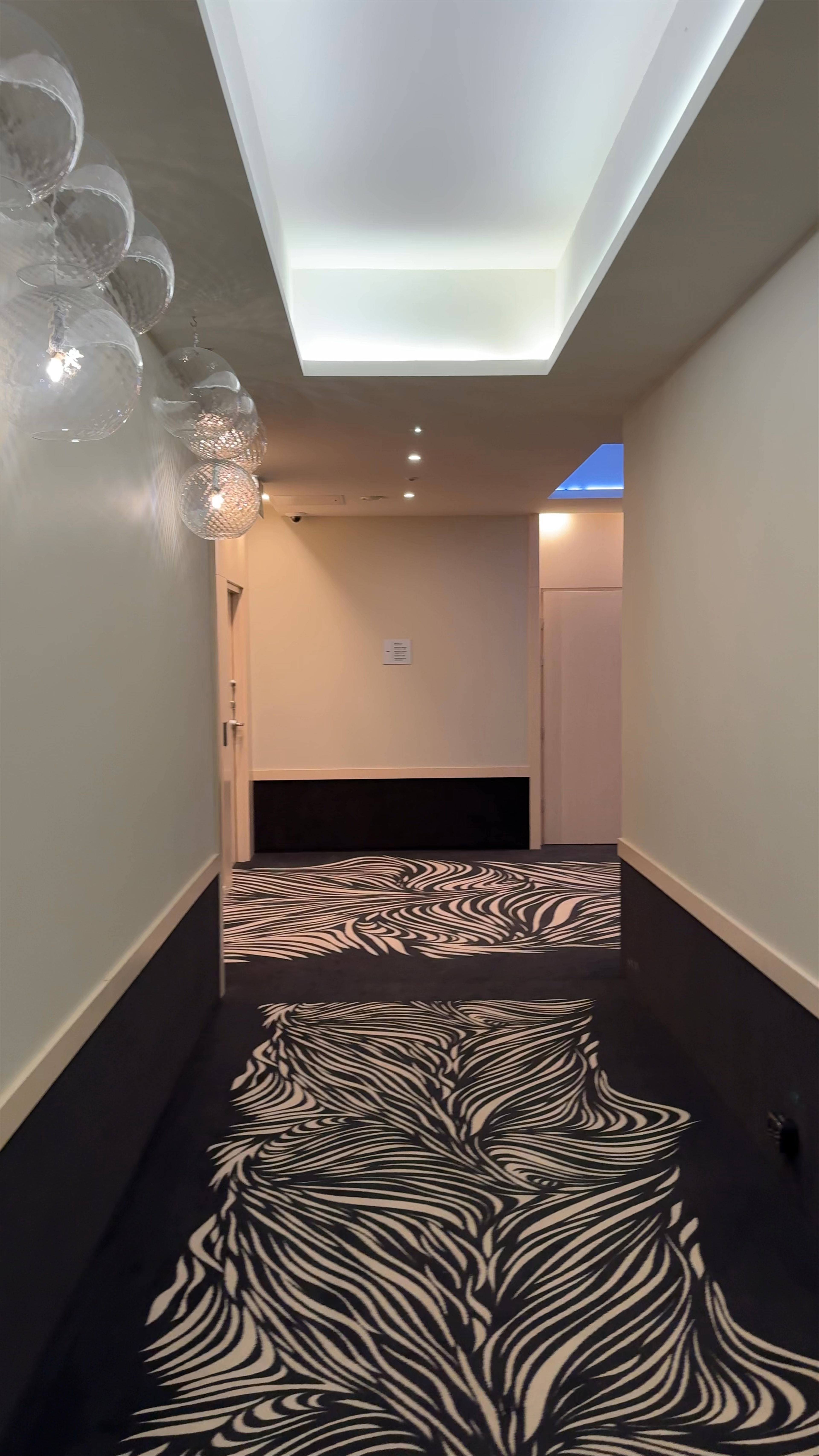 Hotel Atelia Lublin - Elegant Hallway with Artistic Design