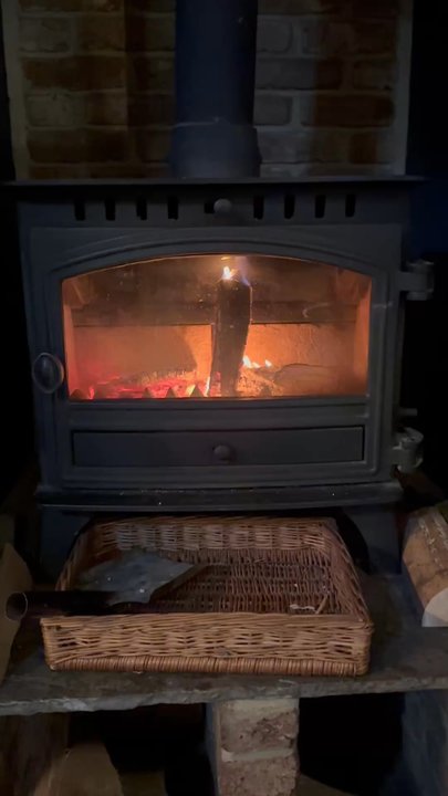 The Ship - Video of the nice fireplace out front - British Near Me - London, XGL