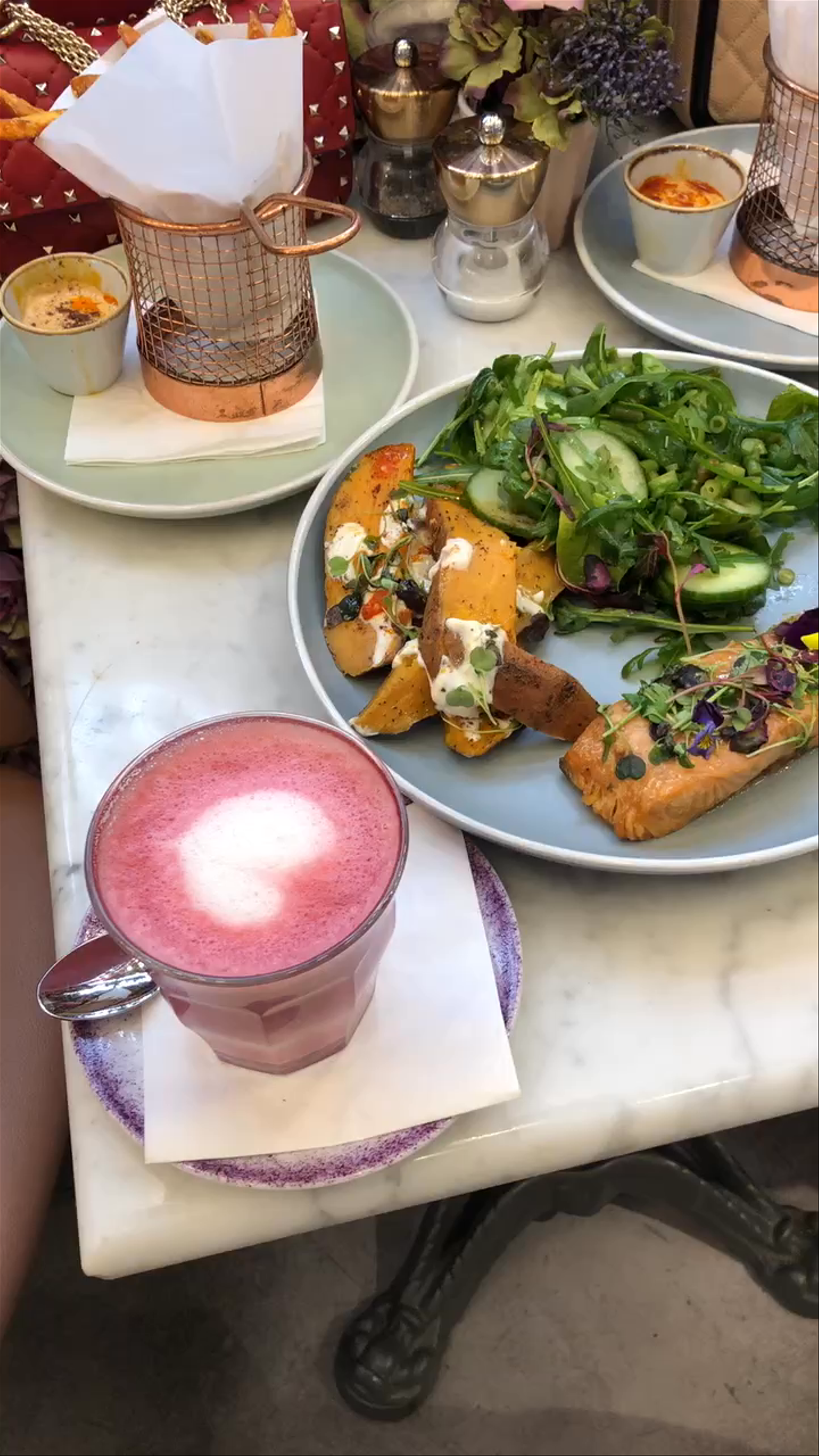 Elan Cafe London: Trendy Brunch Vibes on Oxford Street