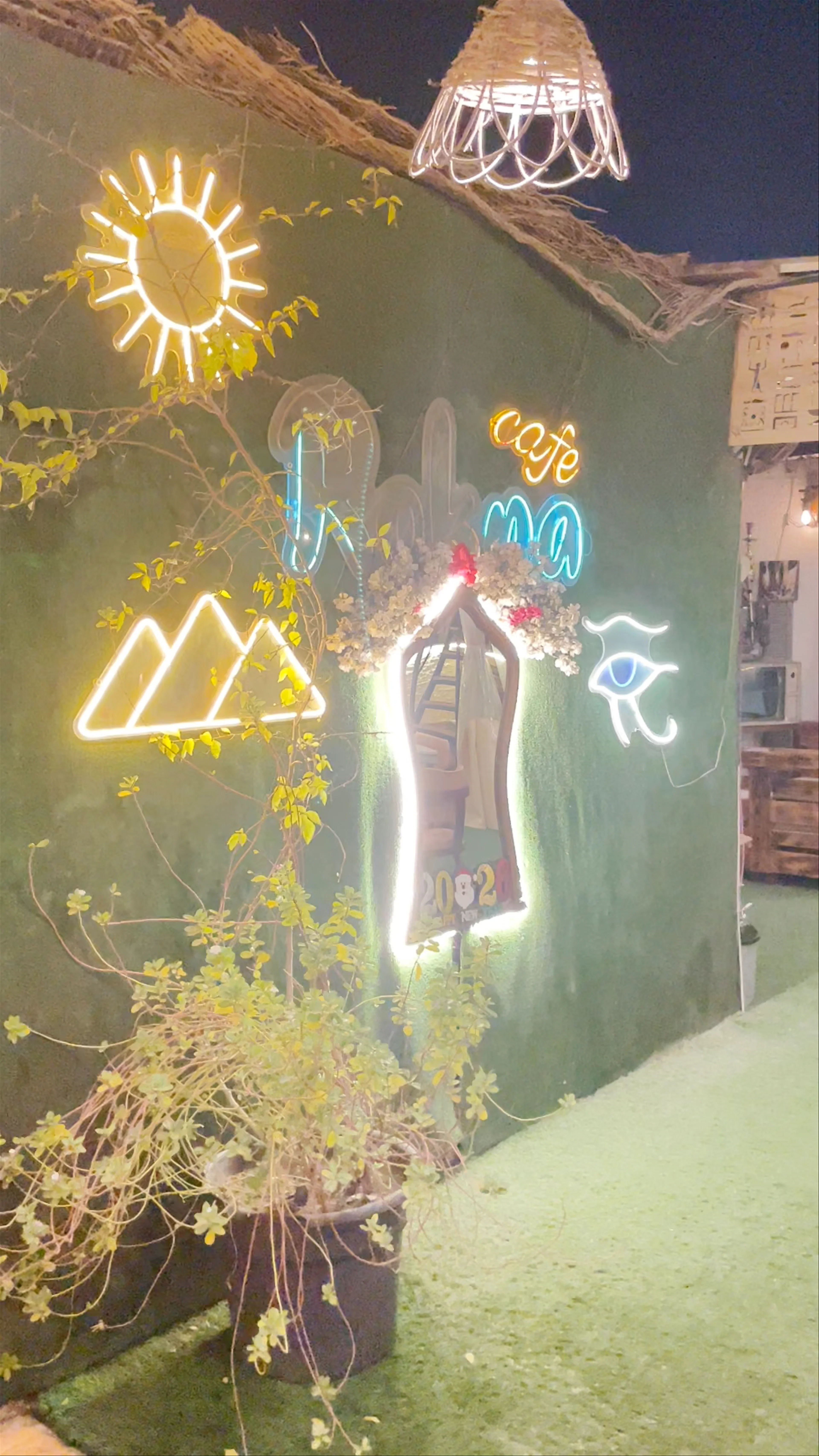 Rokna Cafe