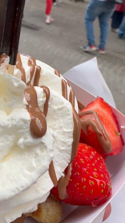 Chez Albert - strawberries, chocolate and whip cream belgian waffle - Waffles Near Me - Bruges, VWV