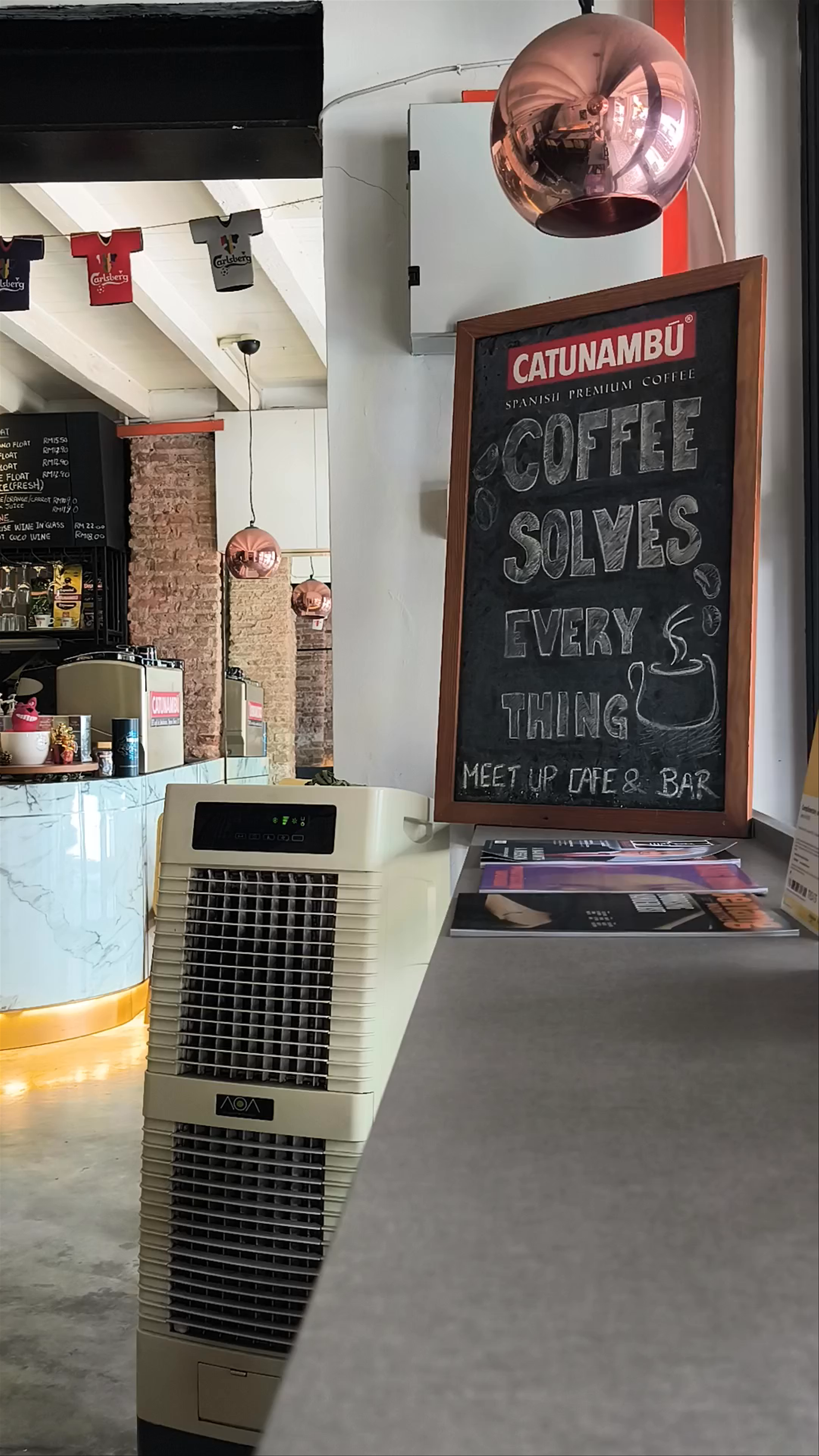 Meet Up Cafe & Bar: Cozy Hangout in Kerobokan, Bali