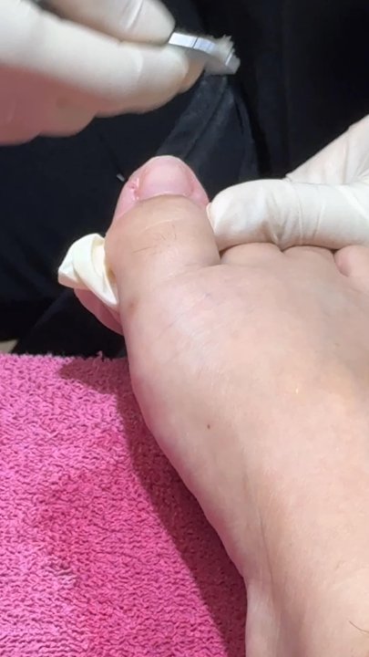 Hollywood Nails - This is when she cut me. - Nail Salons Near Me - Houston, Texas