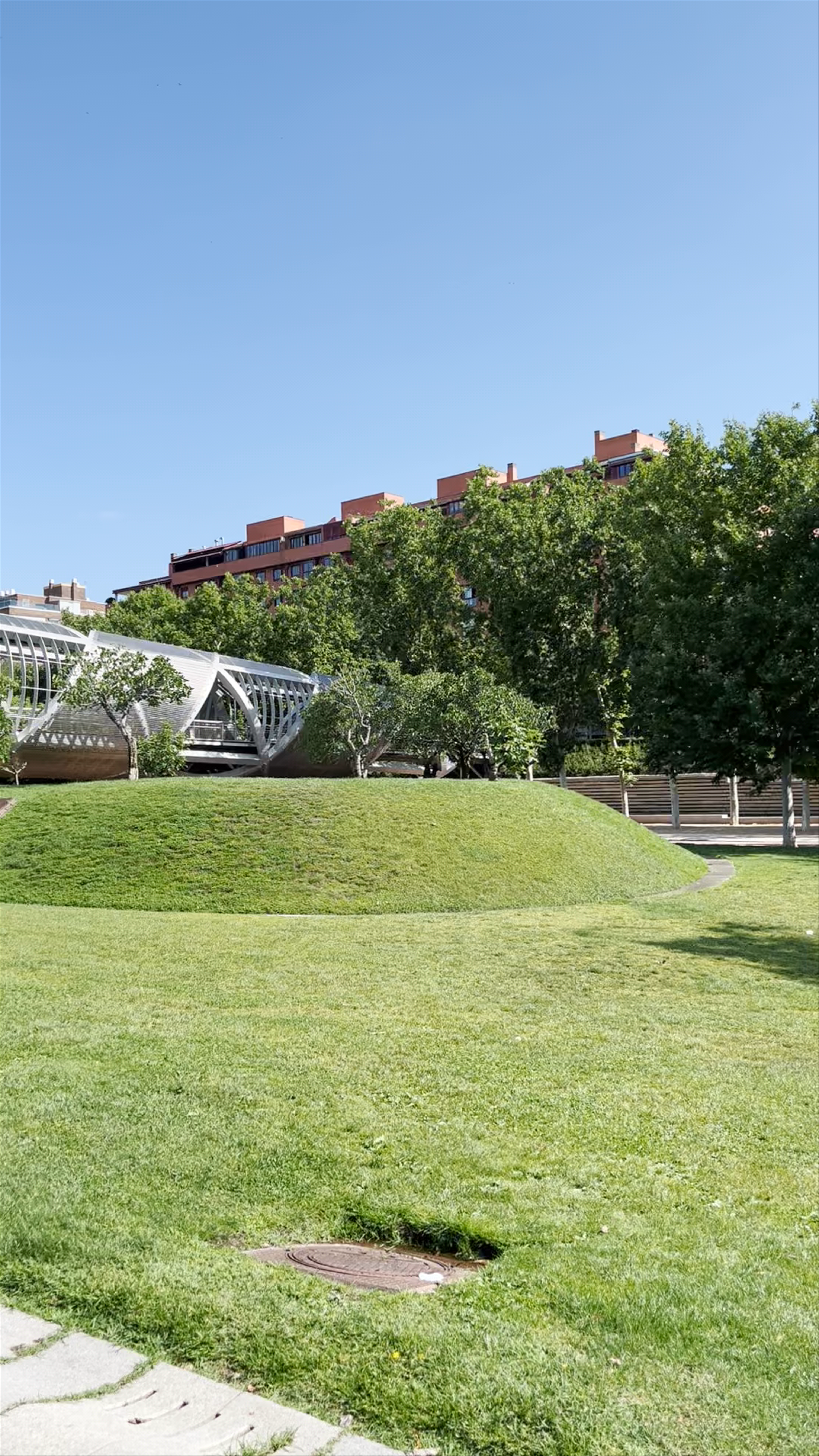 Puente de Arganzuela: Iconic Modern Bridge and Urban Park in Madrid