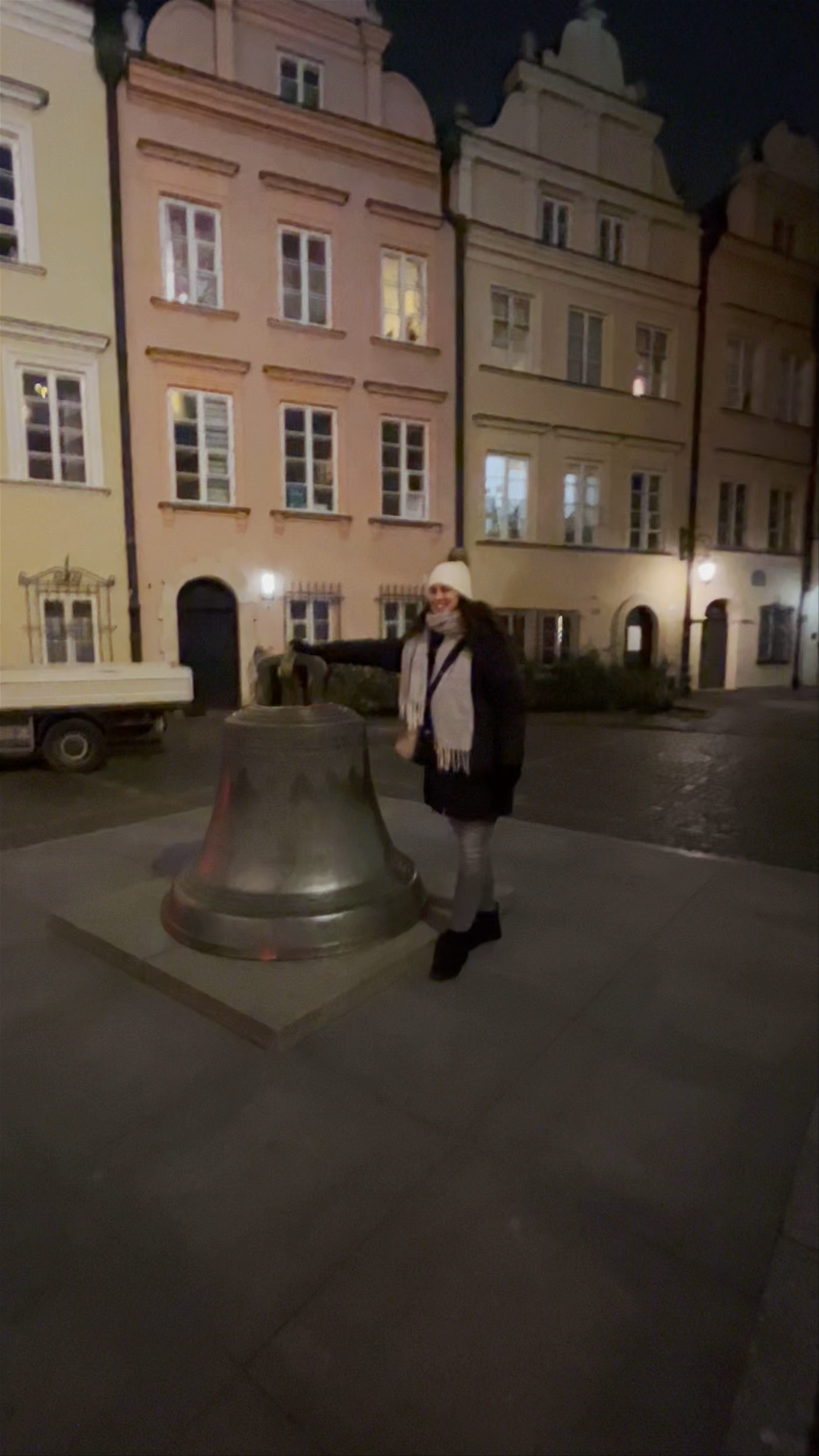 La Campana de Kanonia: Evening Charm in Warsaw's Historic Kanonia Square