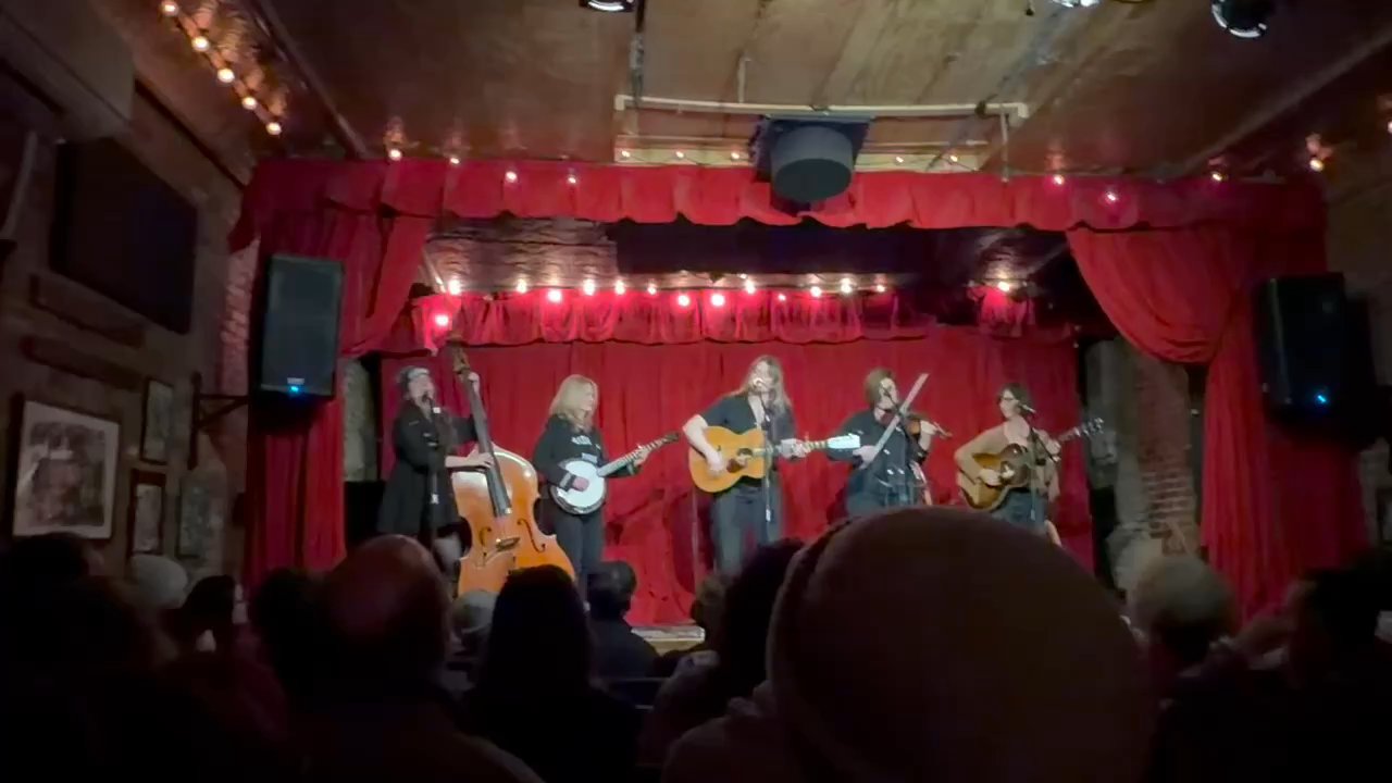 Jalopy Tavern - Della Mae heated up the Jalopy on a cold snowy night in Brooklyn - American Near Me - Brooklyn, New York