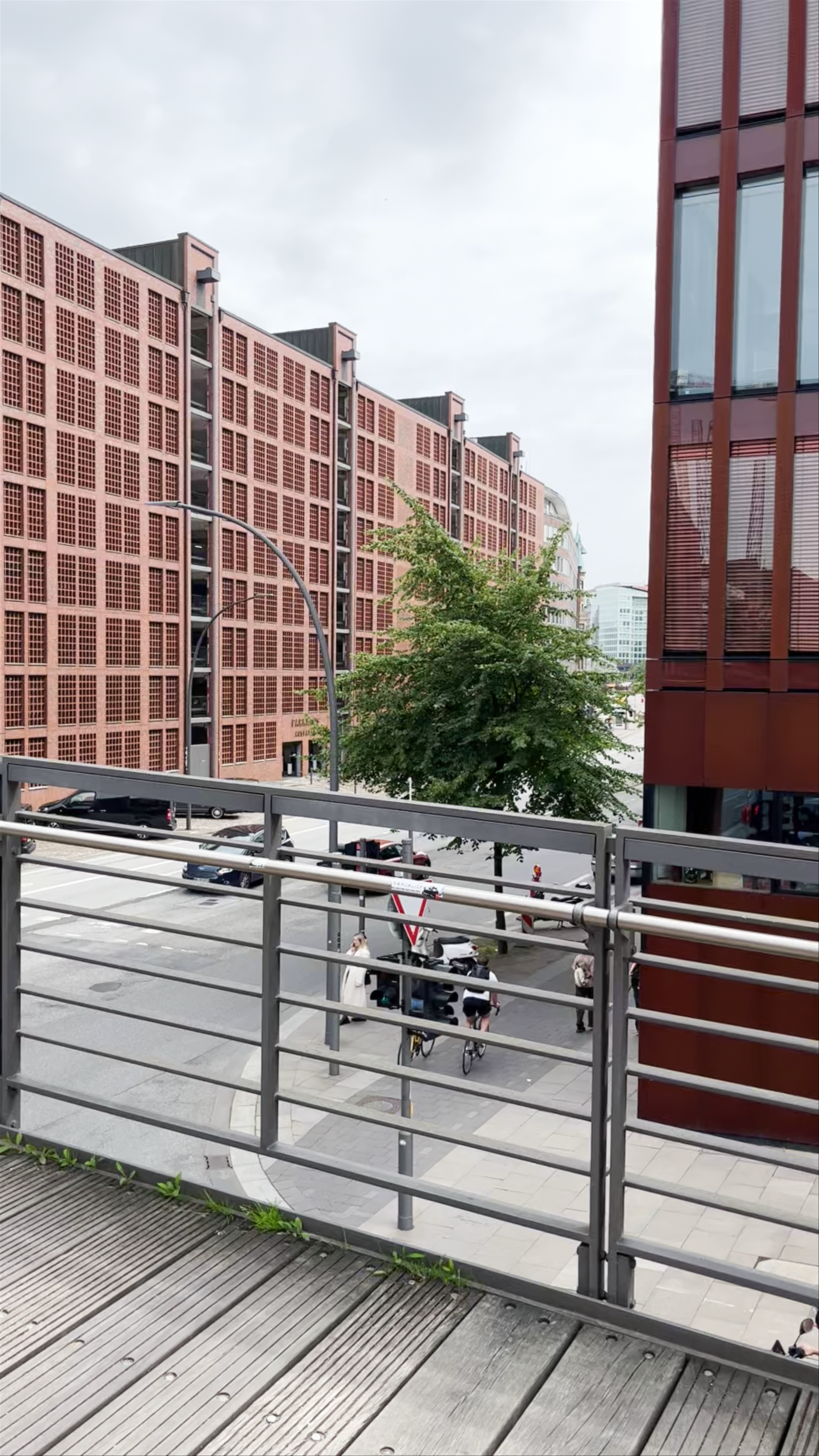 Urban Walk in Brooksfleet, Hamburg – Architectural Heritage Meets Modern Vibe