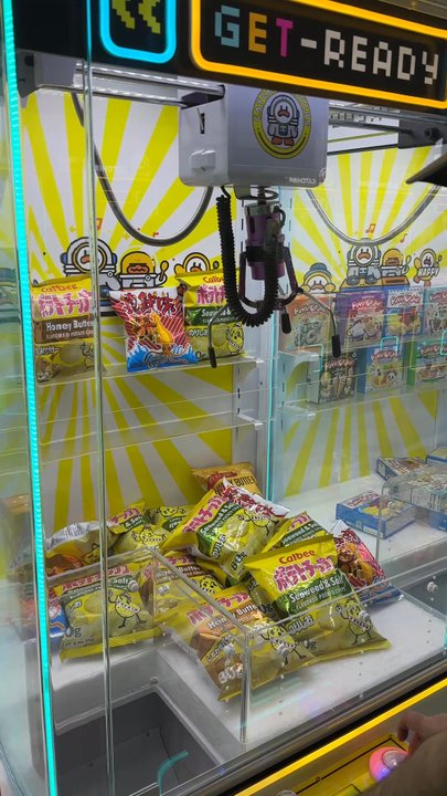 Catching Ducks - All of the claws violently sway so you have almost no chance of walking away with a prize - Arcades Near Me - Las Vegas, Nevada
