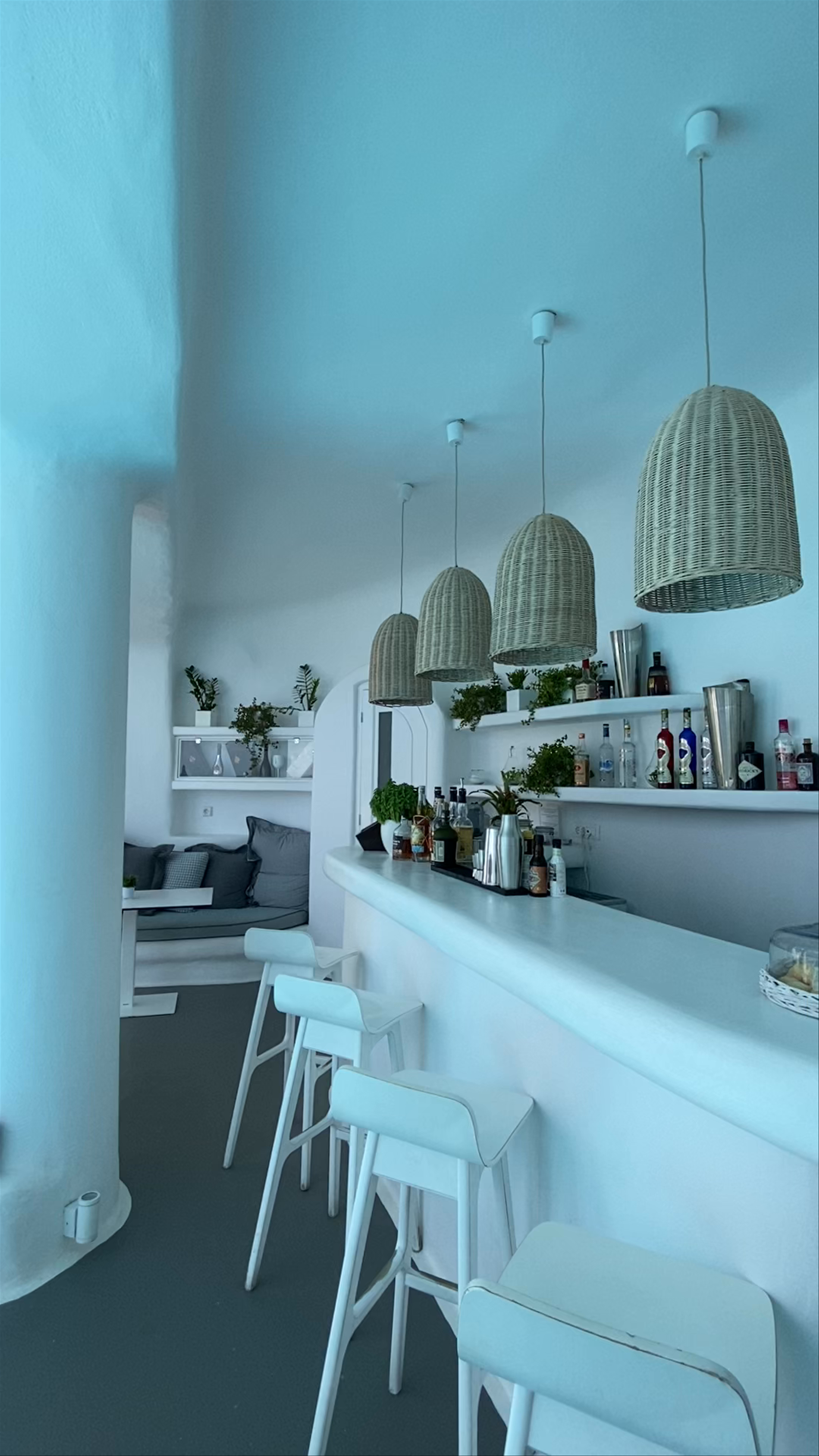 Charisma Suites: Luxurious Serenity in Oia, Greece