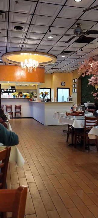 I Luv Pho Preston - Inside of the restaurant.  Excuse the rude patrons who are having a full-blown conversation on their speak phone. - Vietnamese Near Me - Dallas, Texas