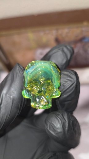 Preview pic of Warwick UV skull pendant