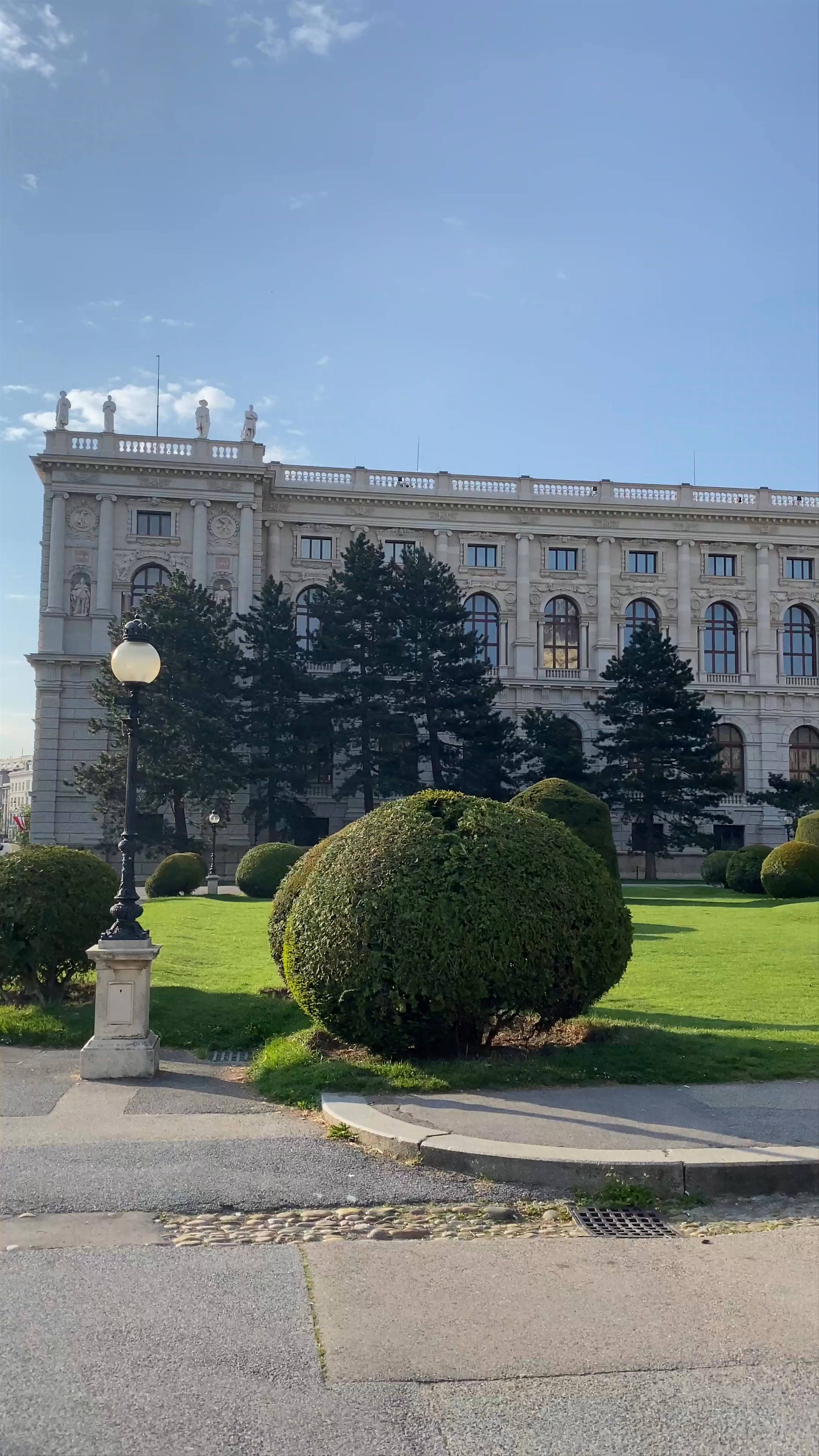 Ringstraßen Galerien: Majestic Architecture & Gardens in Vienna