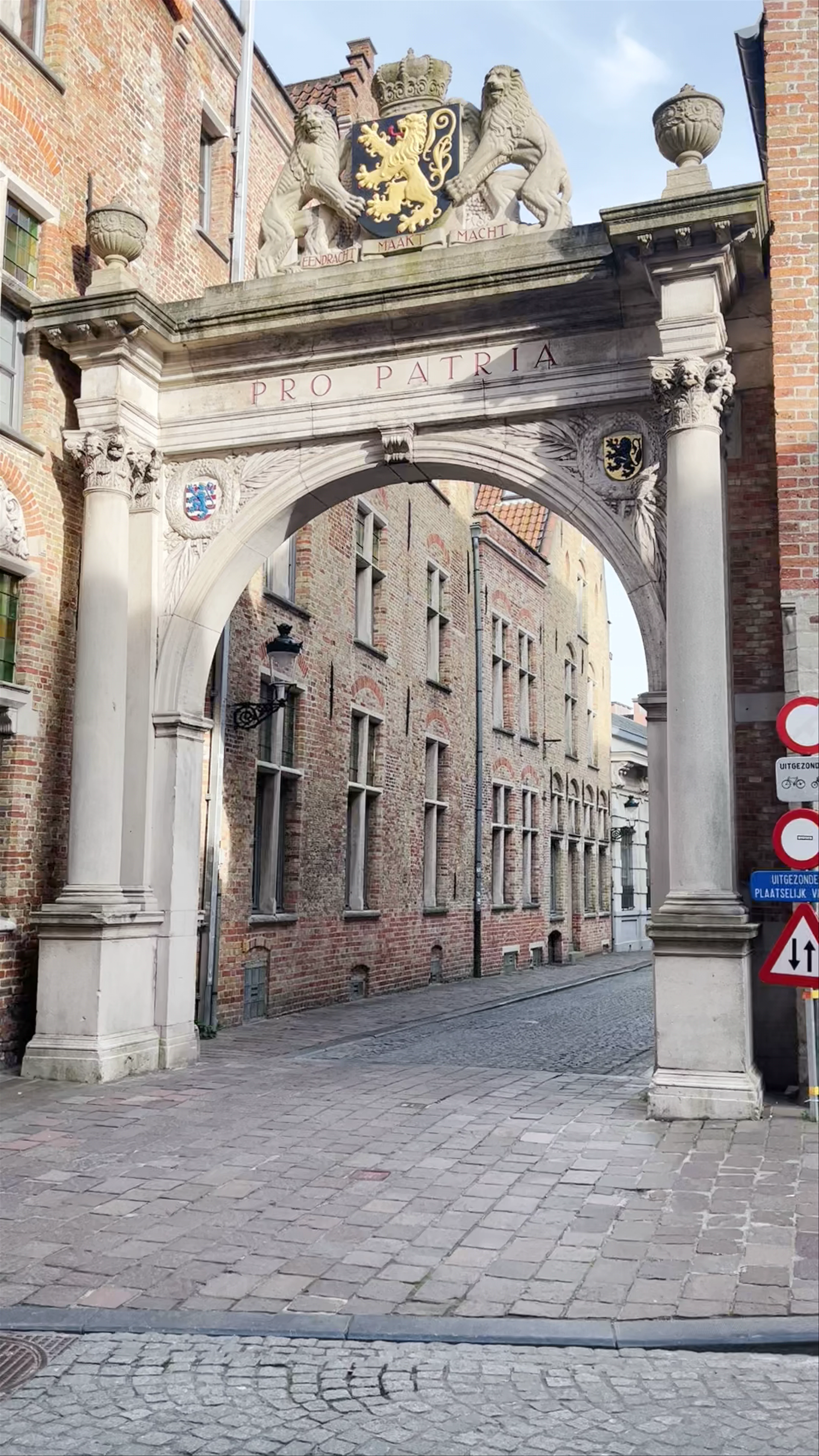 Pro Patria Arch, Kartuizerinnenstraat