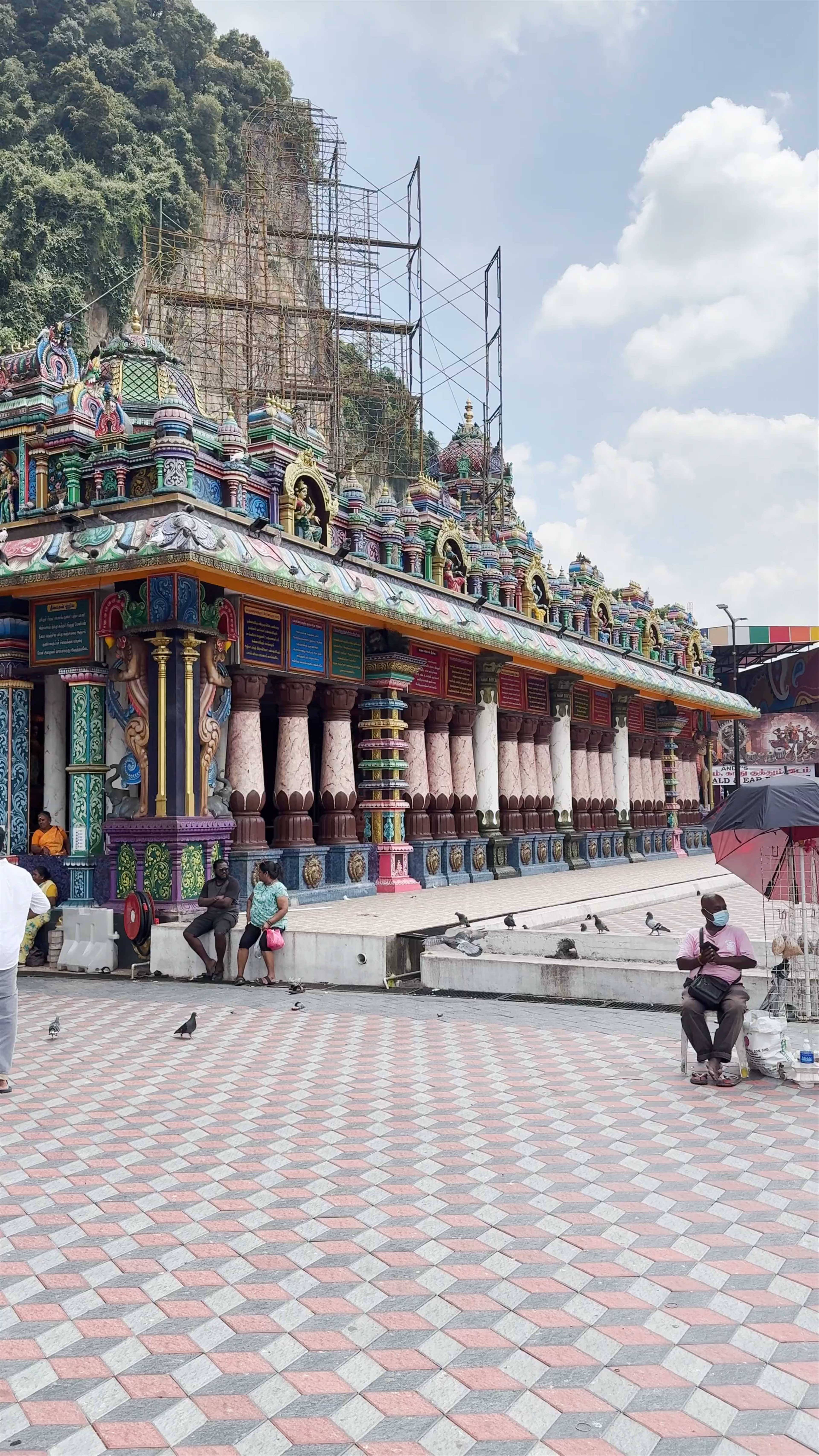 Batu Caves: Spectacular Hindu Temple and Colorful Steps in Selangor, Malaysia