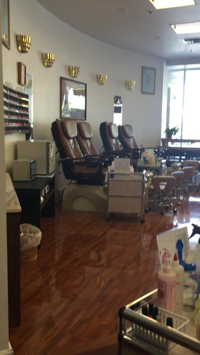 Deluxe Nails and Spa - A full house today for pedicures! All hands on deck with great customer service. - Nail Salons Near Me - Altamonte Springs, Florida