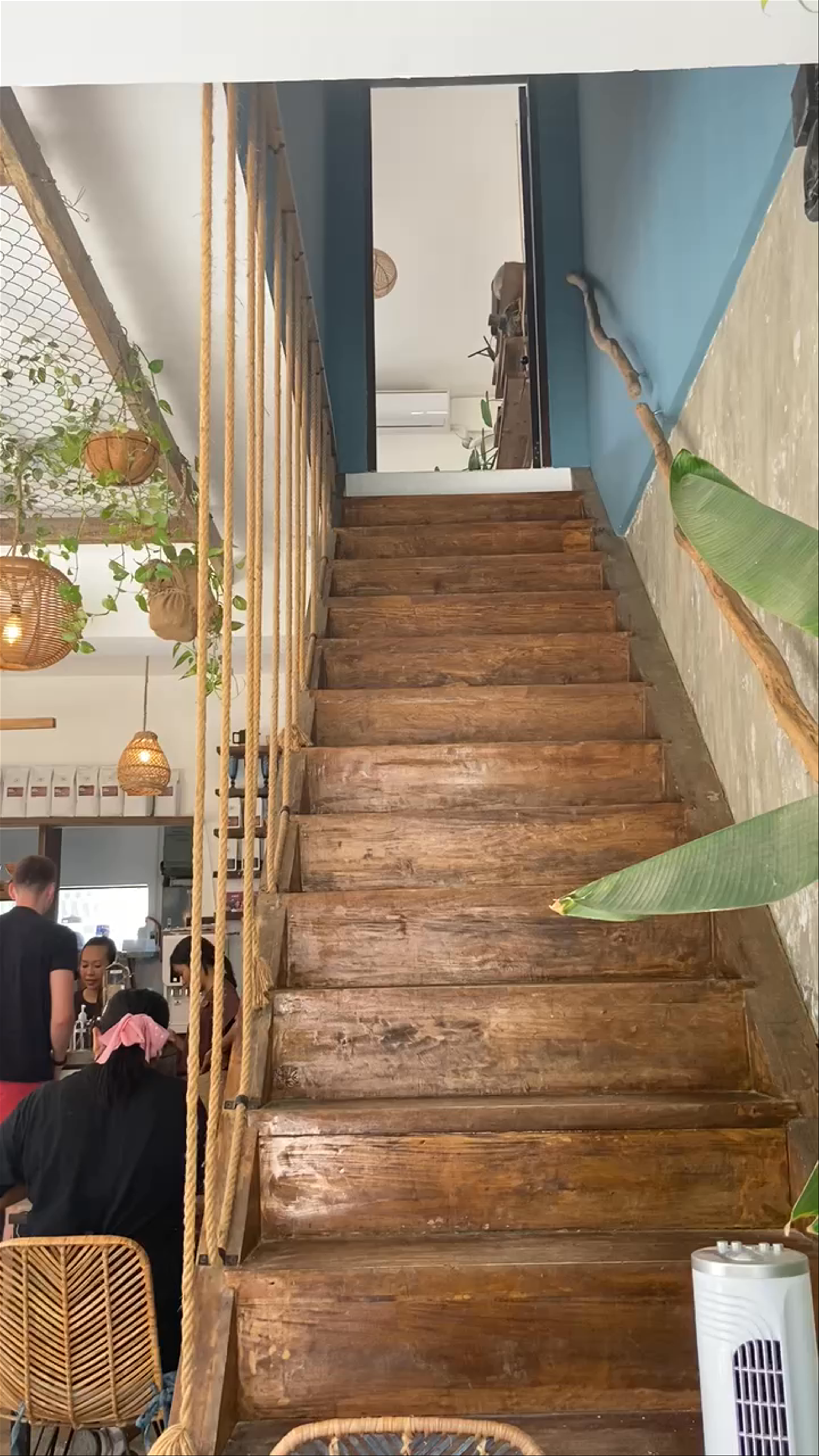 Hayahay Cafe: Cozy Tropical Vibes in El Nido, Palawan