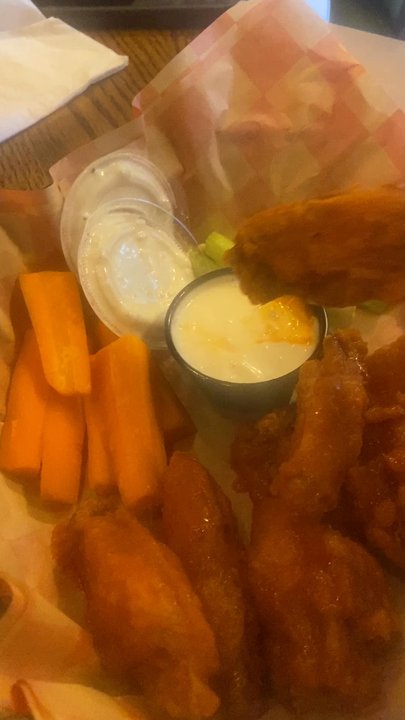 Plug Uglies - Buffalo MEDUIM wings . - Sports Bars Near Me - New York, New York