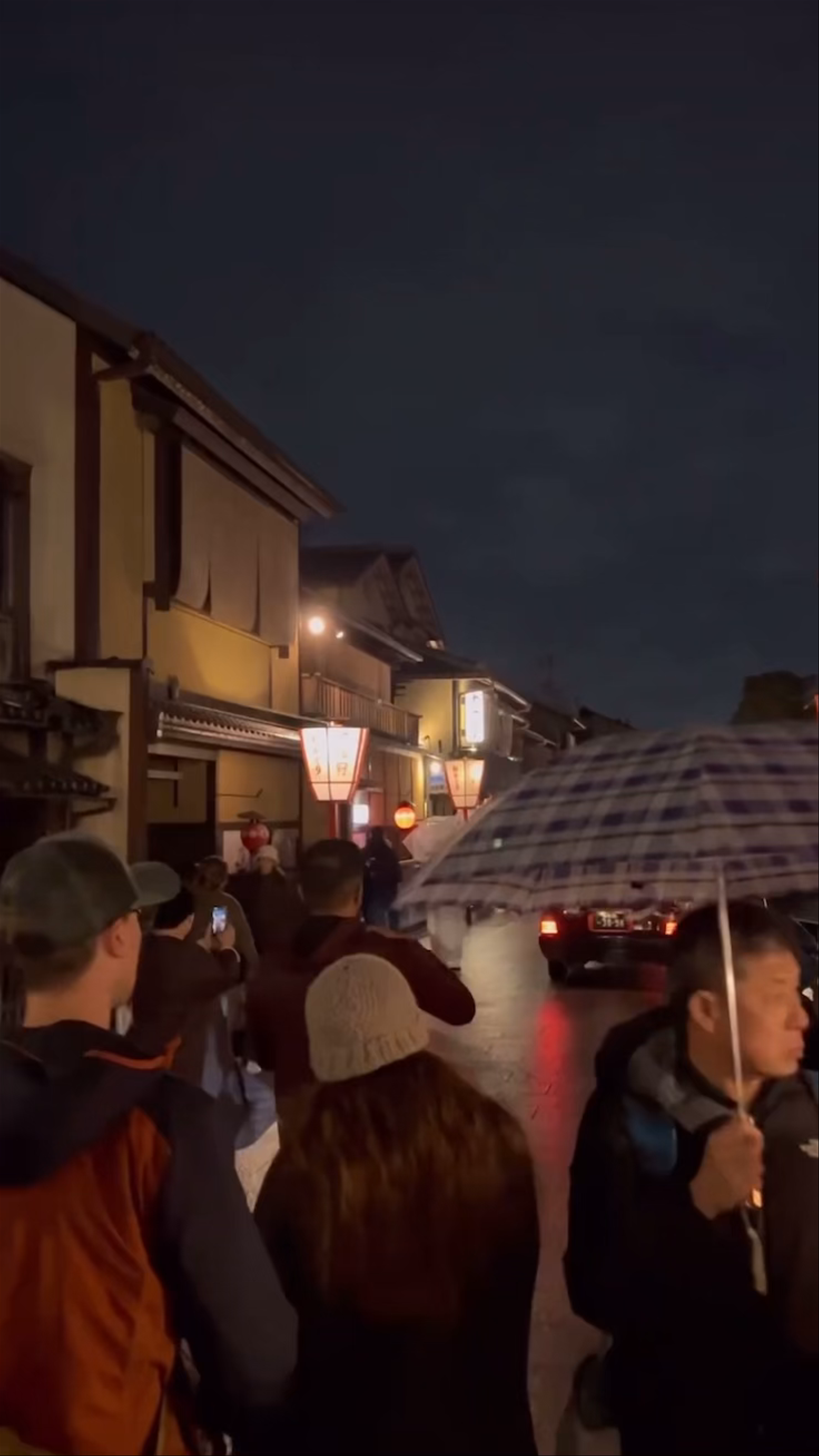 Evening Stroll on Hanamikoji Street in Kyoto's Historic Gion District