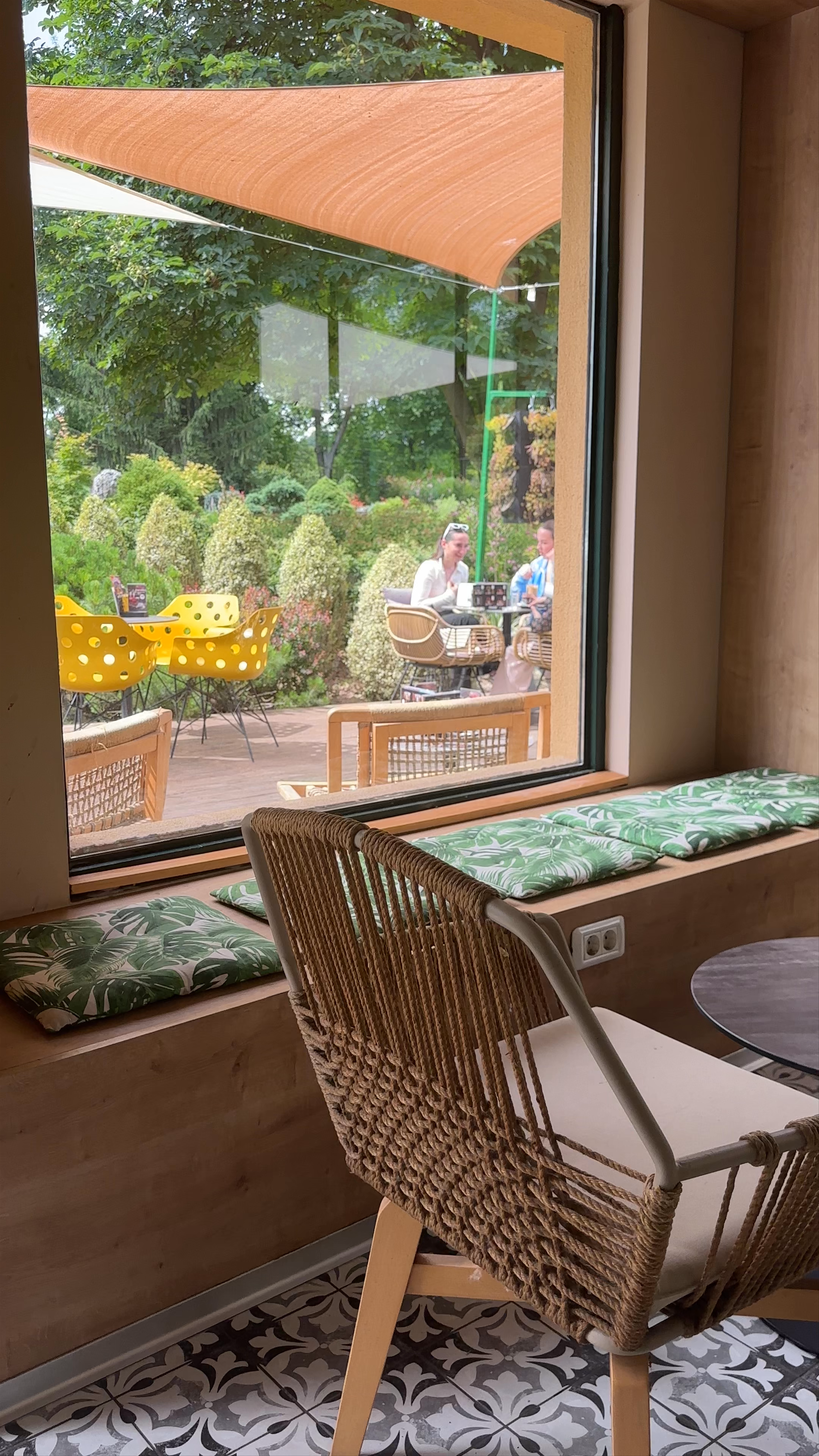 Leaf Cafe