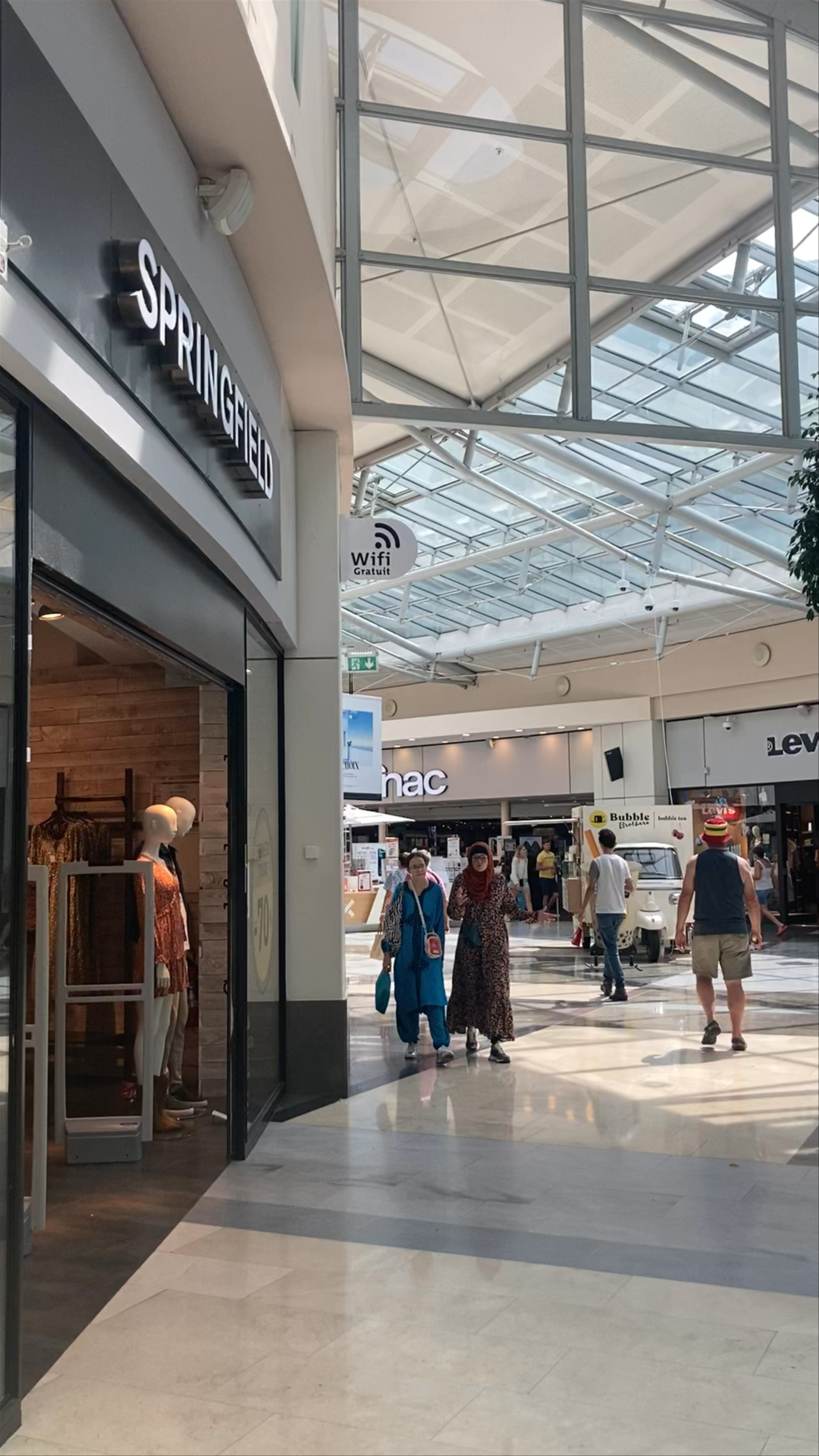 Centre Commercial Courier: Bright Shopping Escape in Annecy