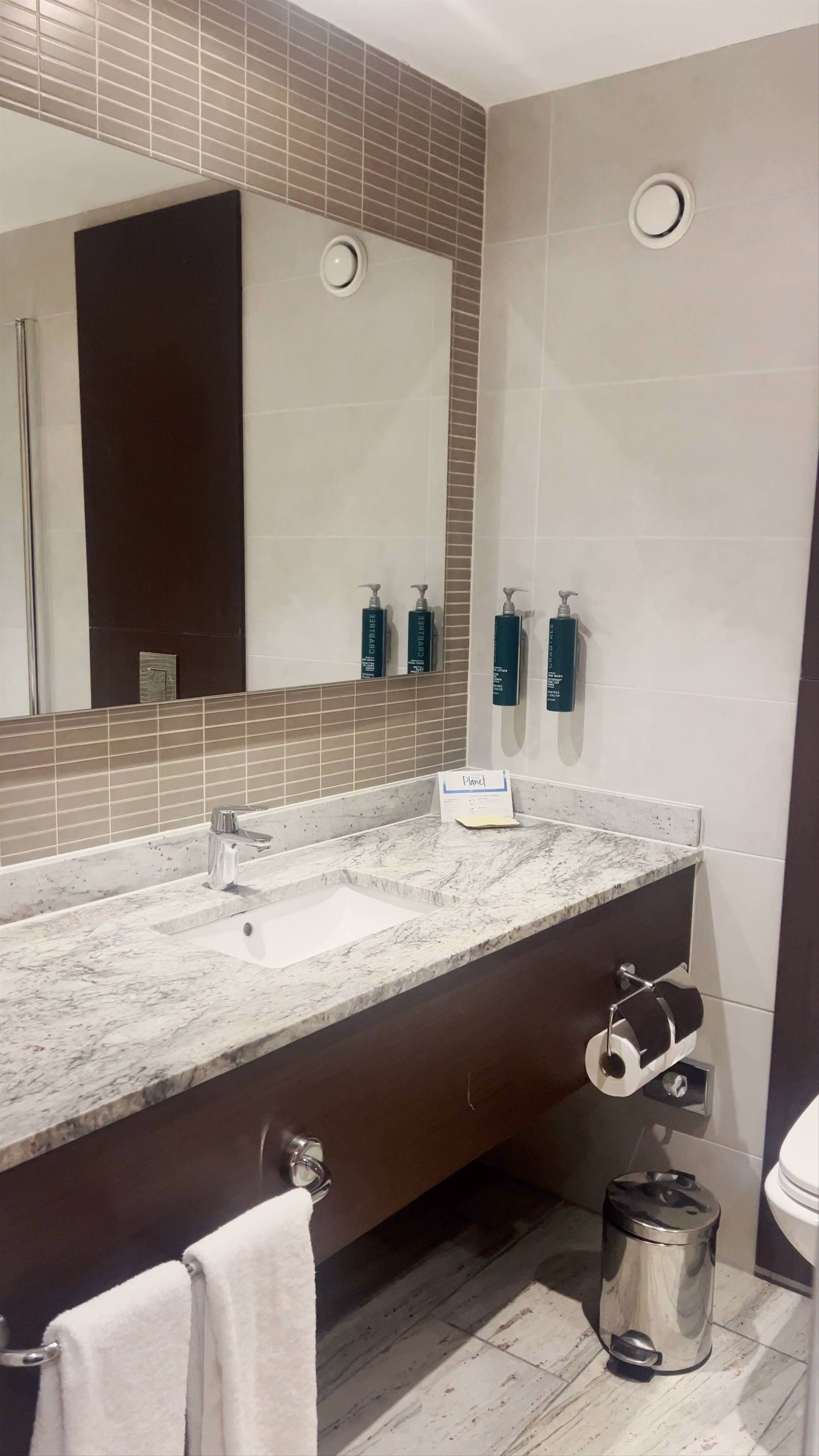 Hilton London Gatwick Airport Room Tour – Modern Comfort Near Gatwick