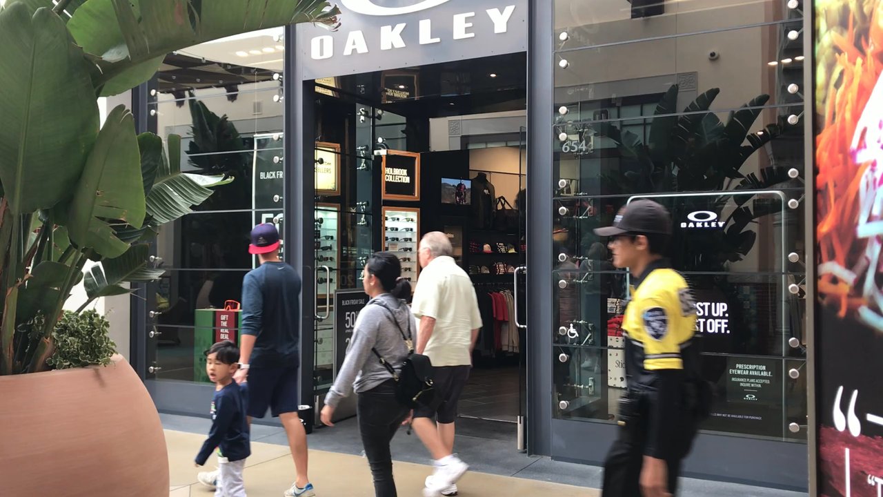 Oakley - Oakely @ IRVINE SPECTRUM CENTER, Irvine, CA!  Wonderful Outdoor Shopping!  (Thanksgiving Weekend 2018) - Accessories Near Me - Irvine, California