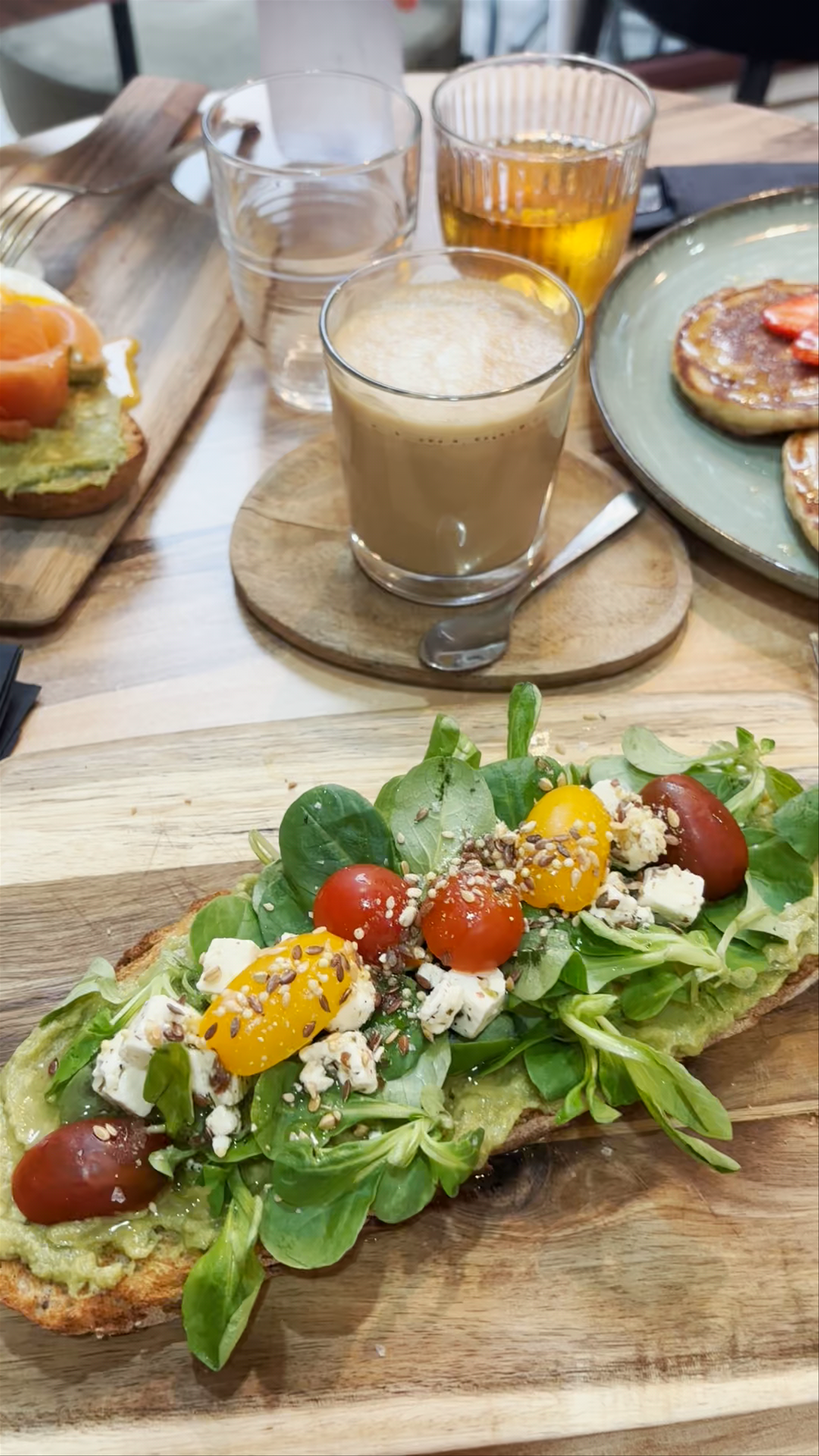 Zenith Brunch & Coffee: Fresh & Vibrant Porto Café Experience