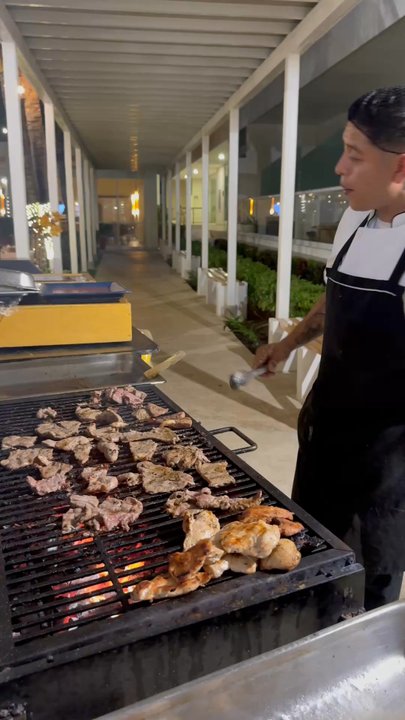 Krystal Cancún - They grilled by the pool one day - Resorts Near Me - Cancún, ROO