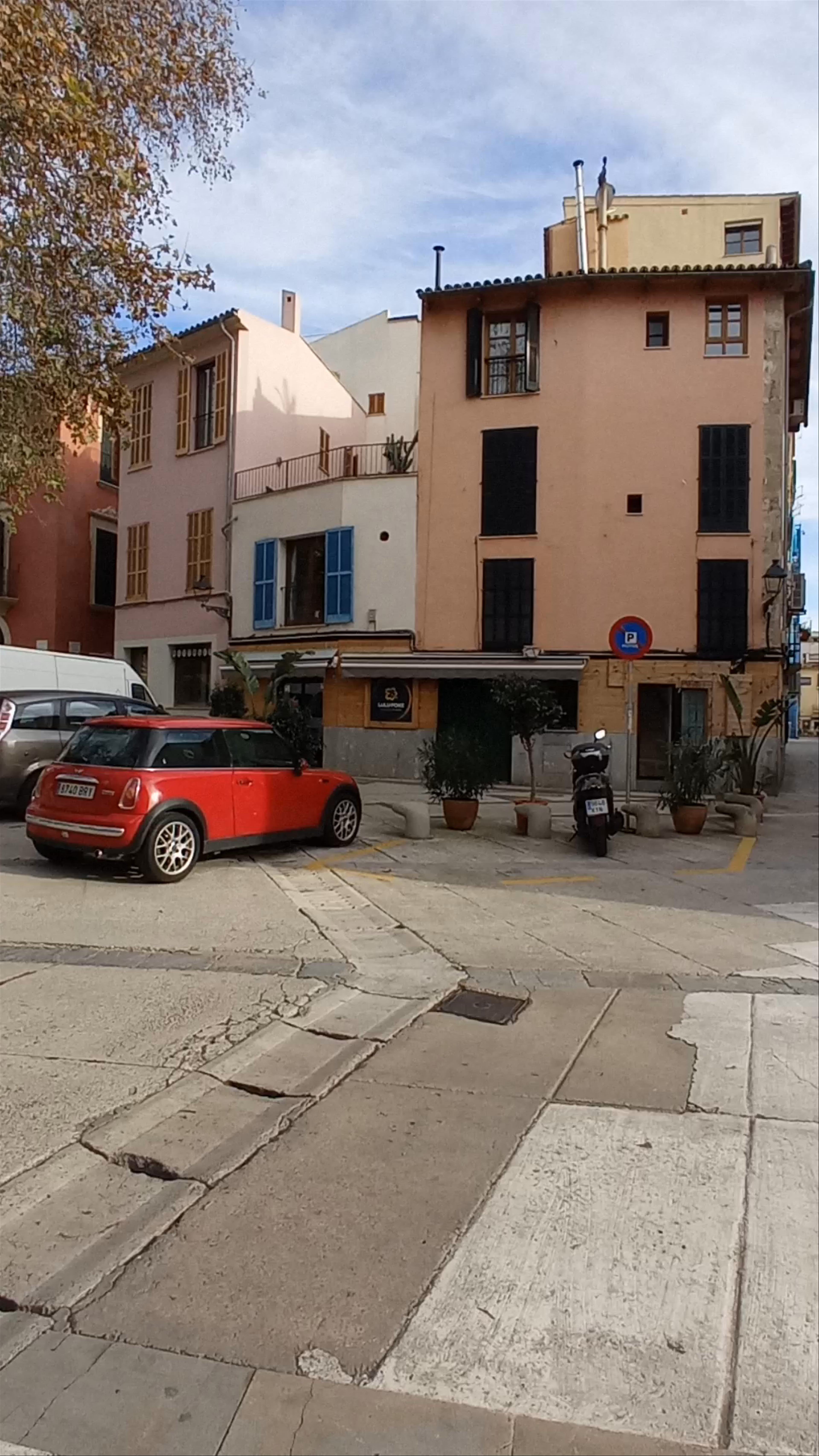 Plaça de la Drassana: Sunny Urban Charm in Palma
