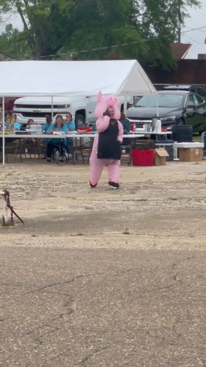 Scrap Iron BBQ - Our lil pink pig dancing at the car show. Dance Jodie dance - Barbeque Near Me - Jonesboro, Louisiana