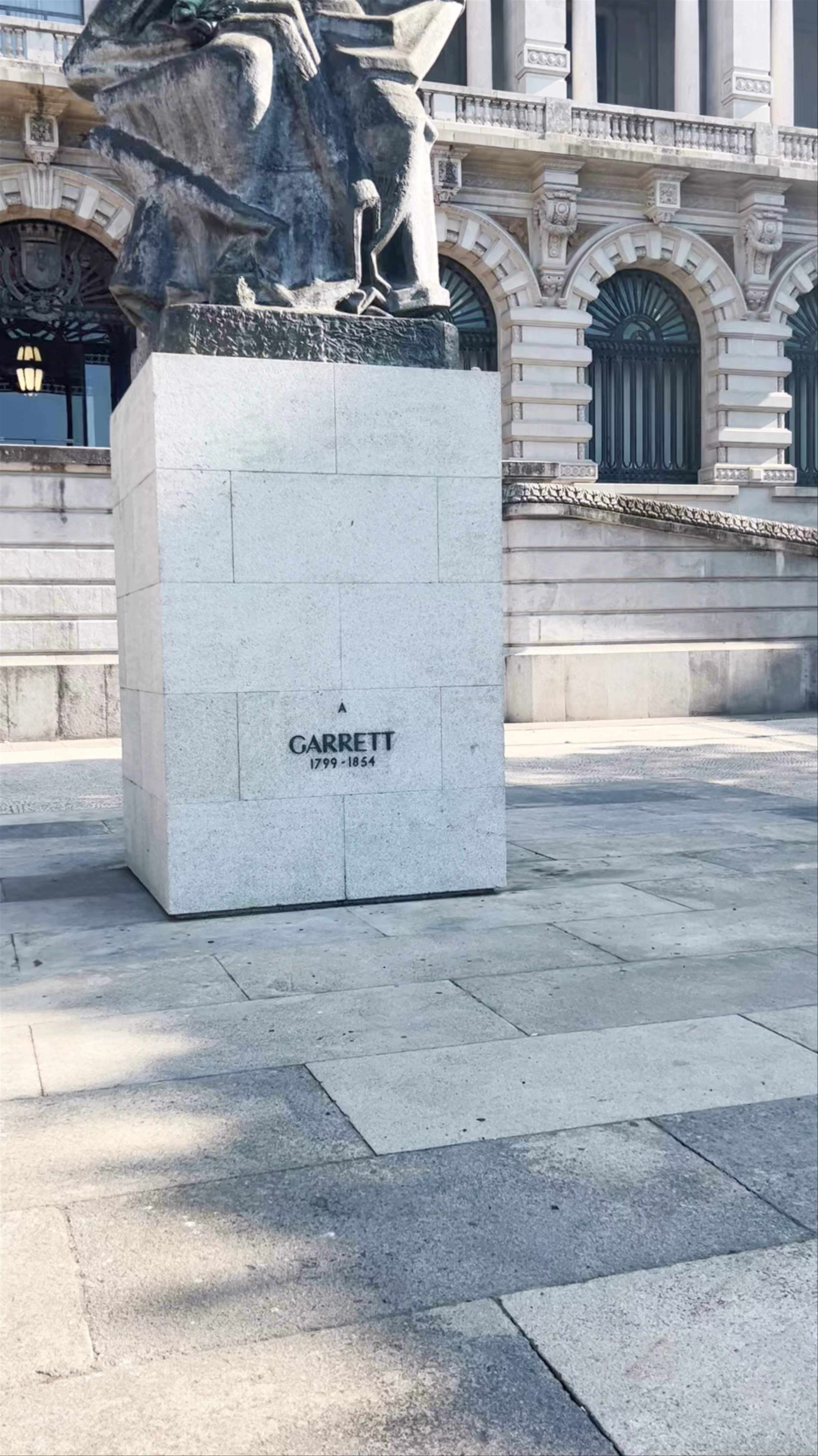 Monumento a Almeida Garrett, Avenida dos Aliados
