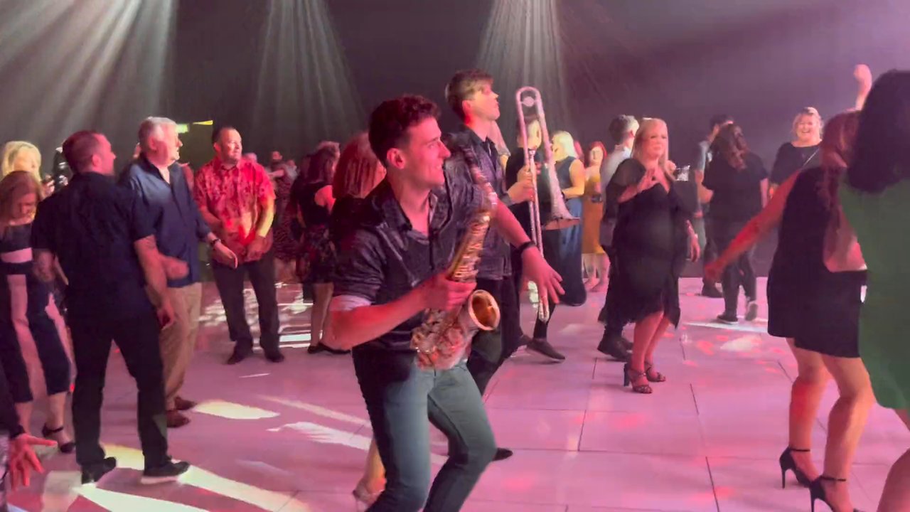 Forever Diamonds - Uptown Funk - video