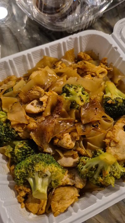 Pink Elephant - Pad see ew - Japanese Near Me - Canoga Park, California
