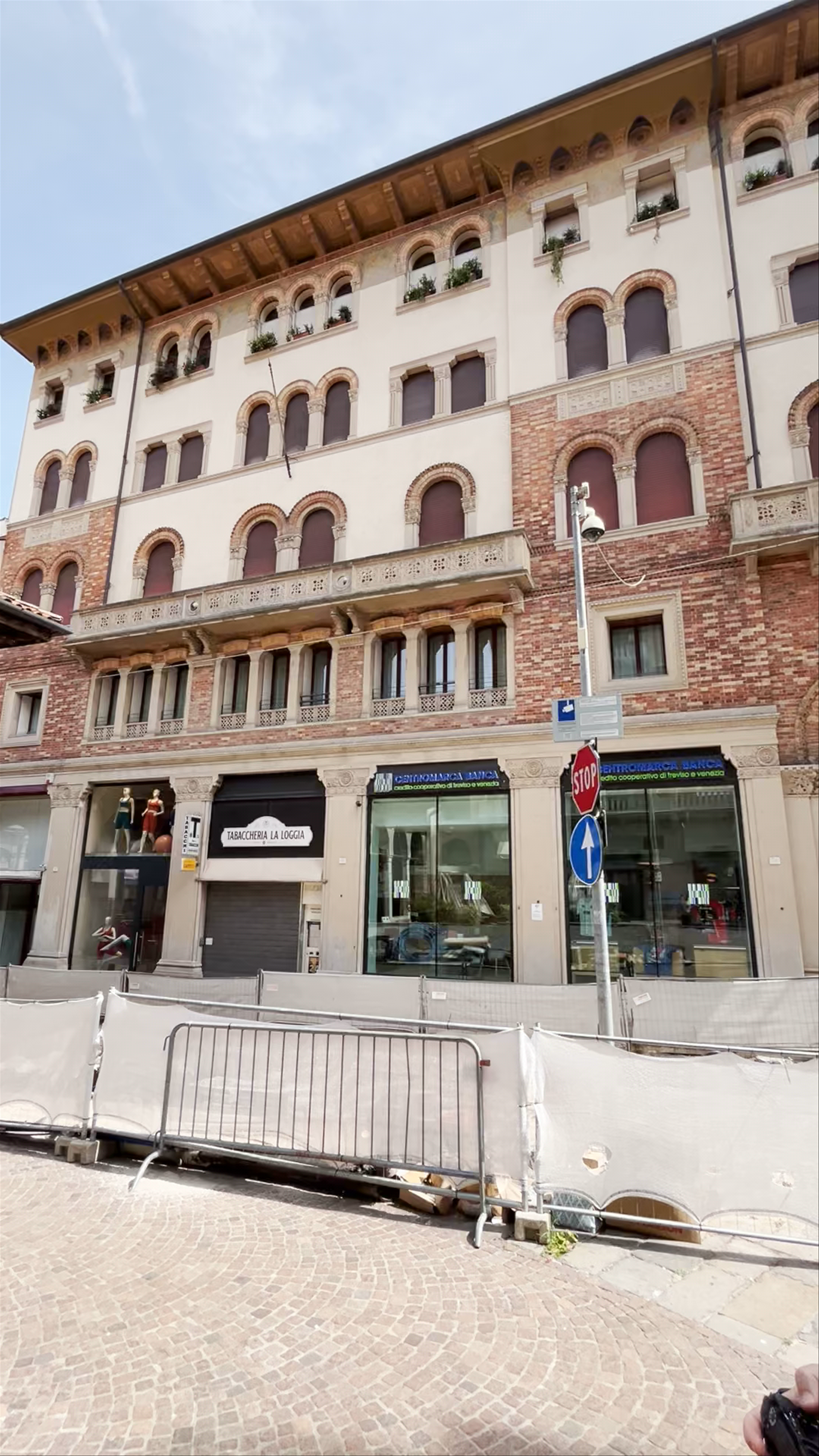 Monumento ai Morti per la Patria, Treviso: A Historic Italian Piazza Experience