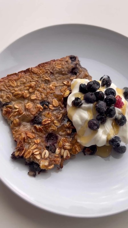 Berry and Banana Baked Oat Slice