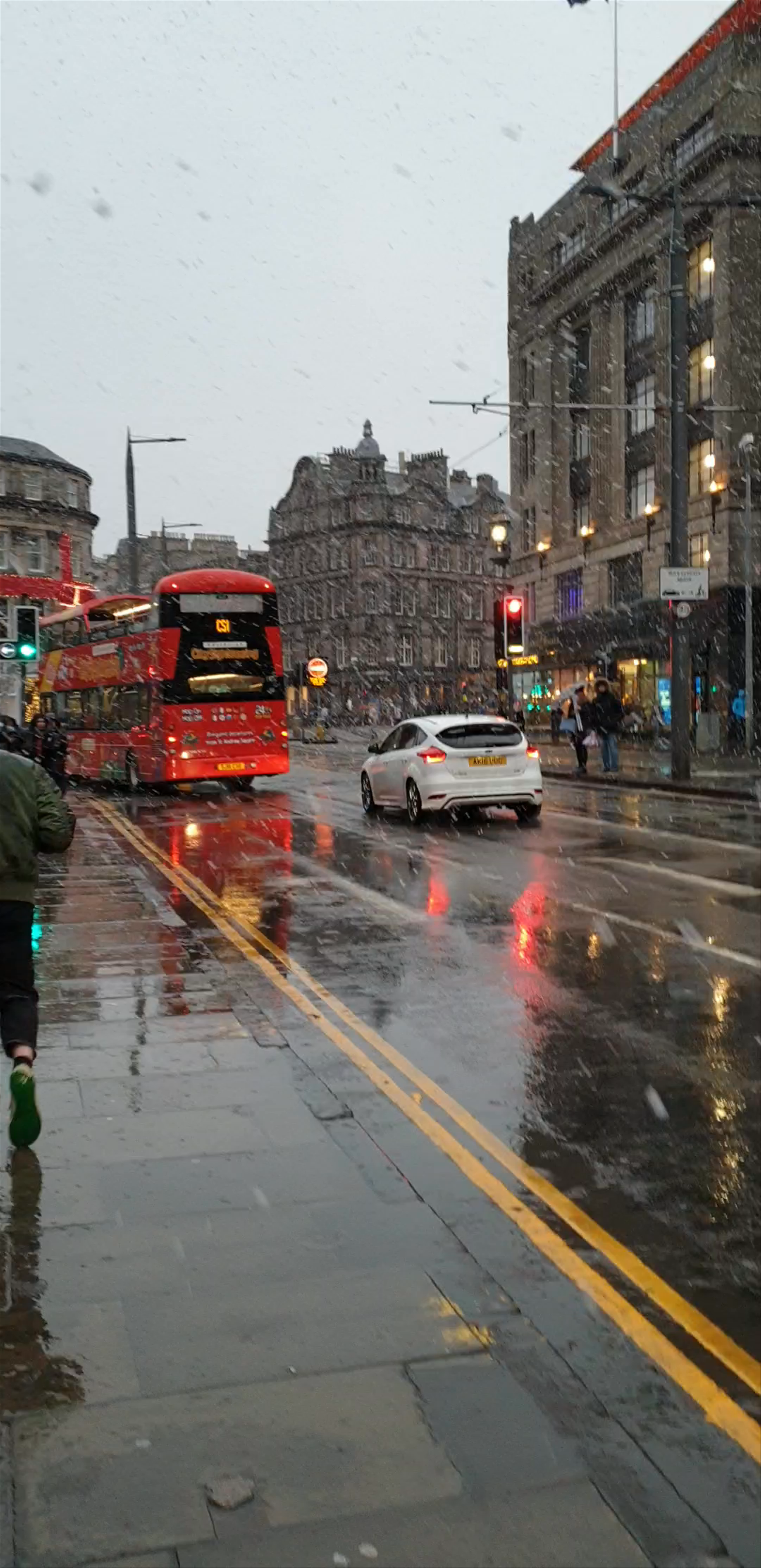 Edinburgh Castle Winter Walk: Moody Urban Streets in the Heart of Edinburgh