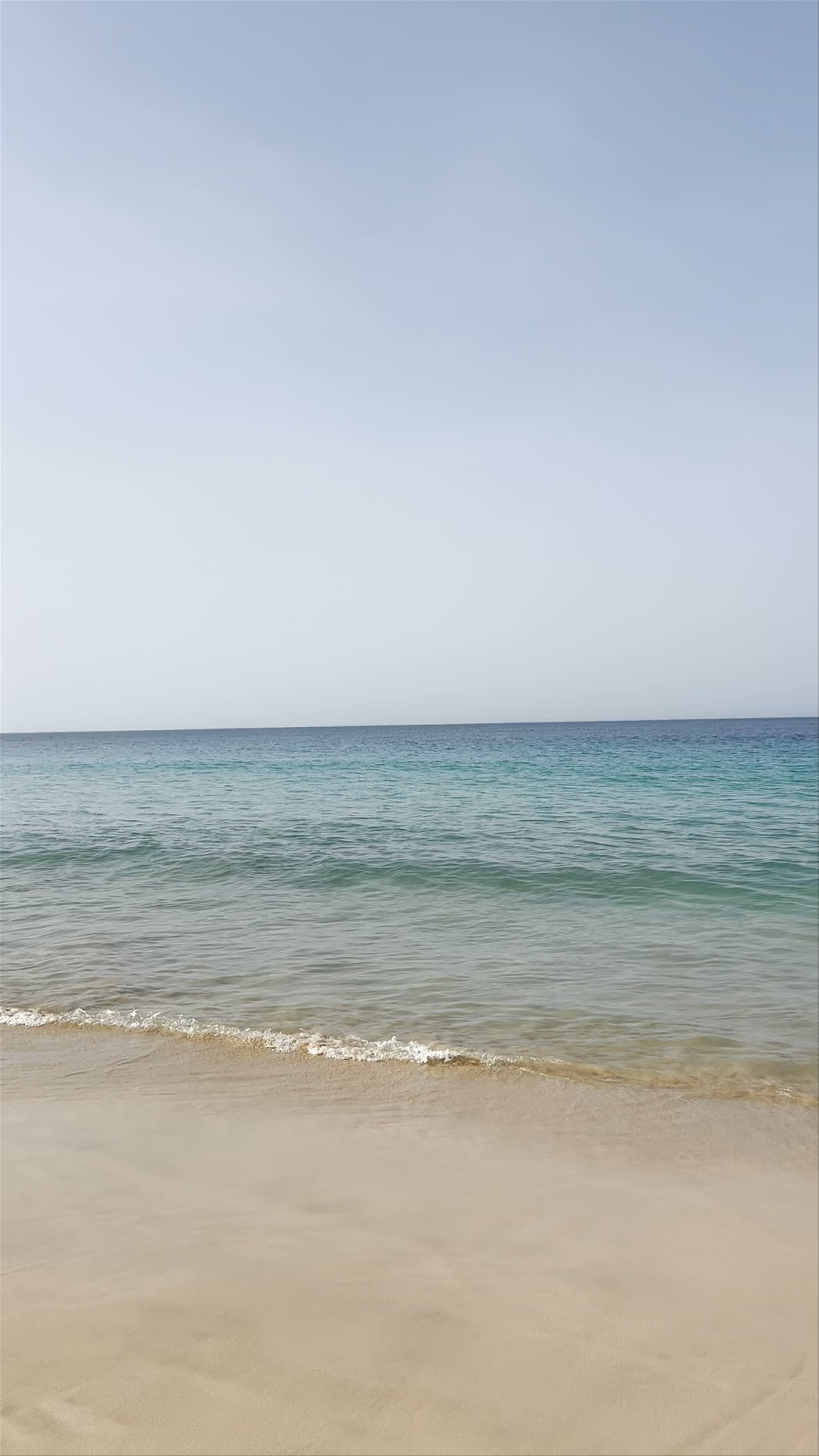 Strandliegen und Sonnenschirme