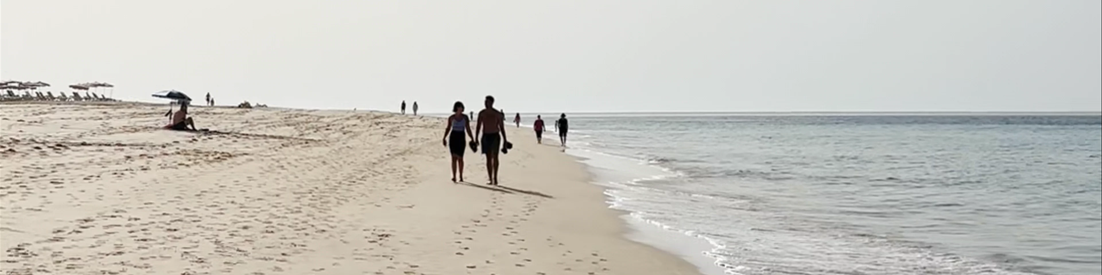 Strandliegen und Sonnenschirme