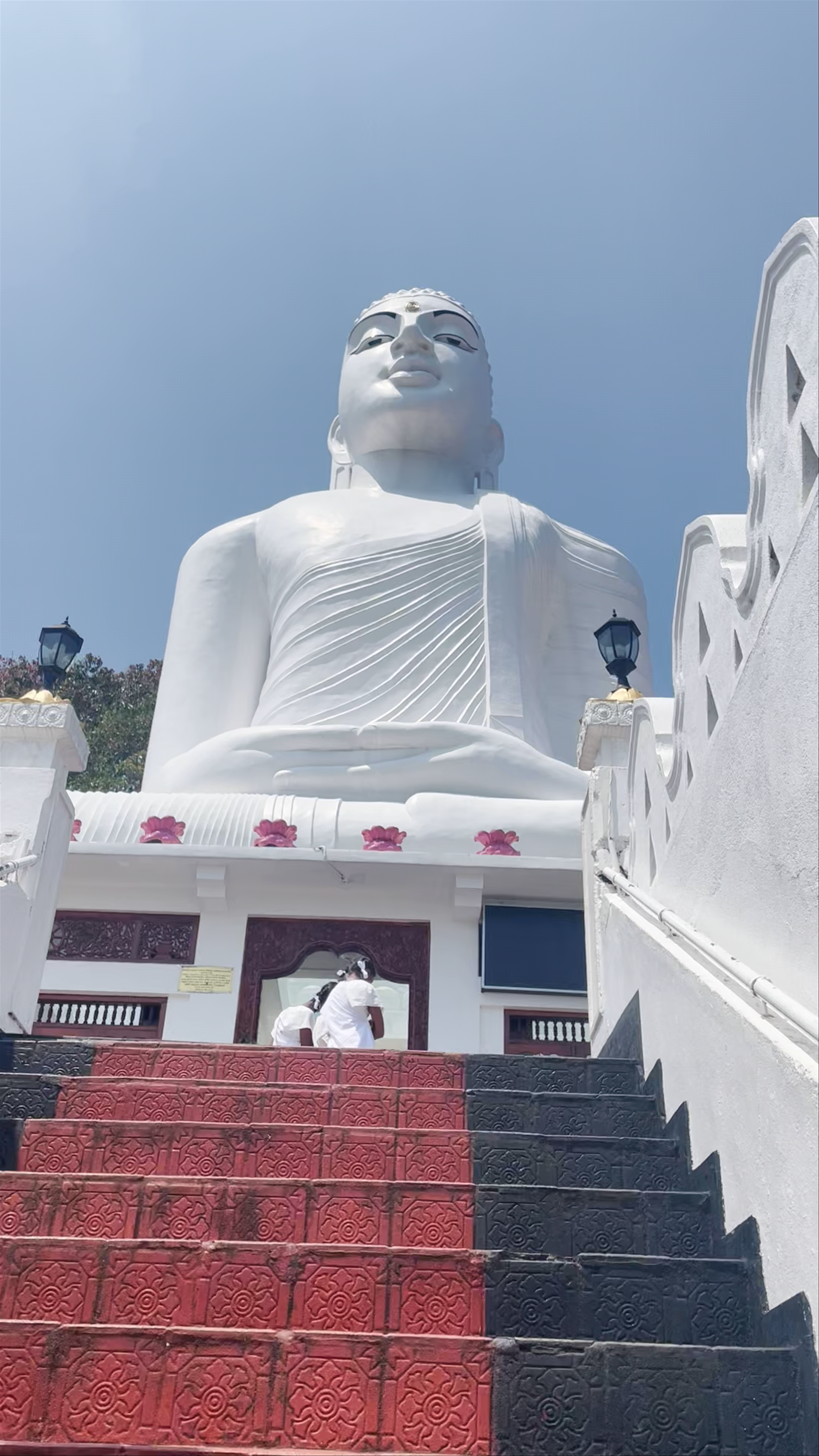 Sri Maha Bodhi Maha Viharaya: Majestic White Buddha Statue in Kandy