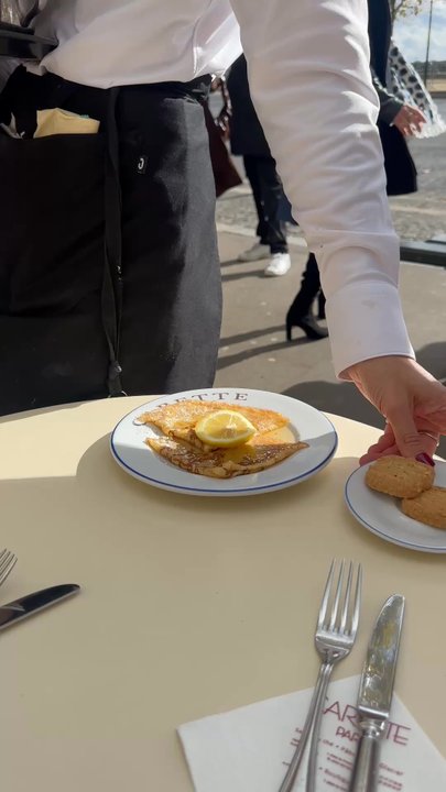 Carette - From start to finish the setting up of our hot chocolate fruits ( strawberries and raspberries) lemon crepes - Tea Rooms Near Me - Paris, 75