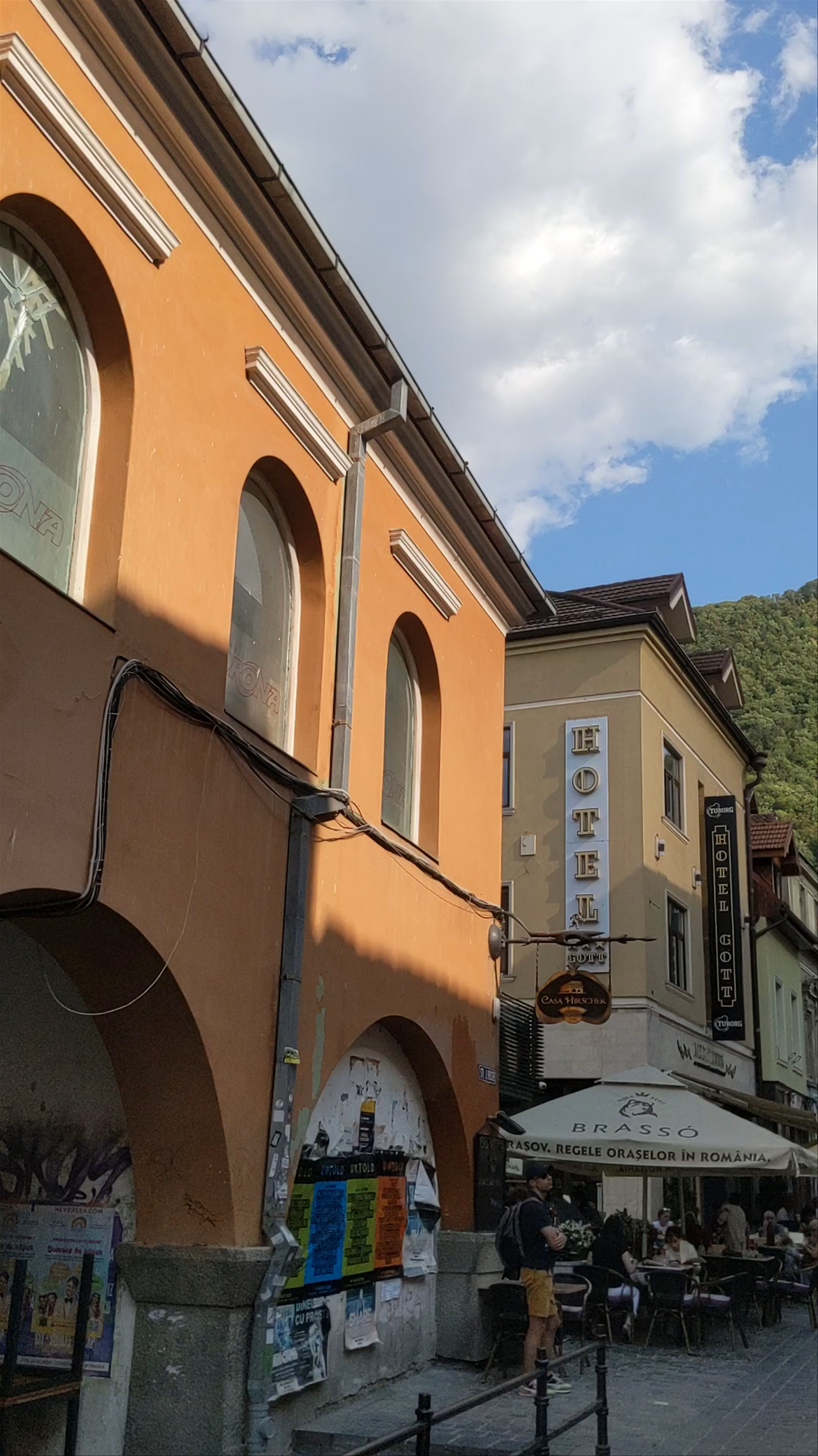 Piața Sfatului: Vibrant Square in Brașov, Romania