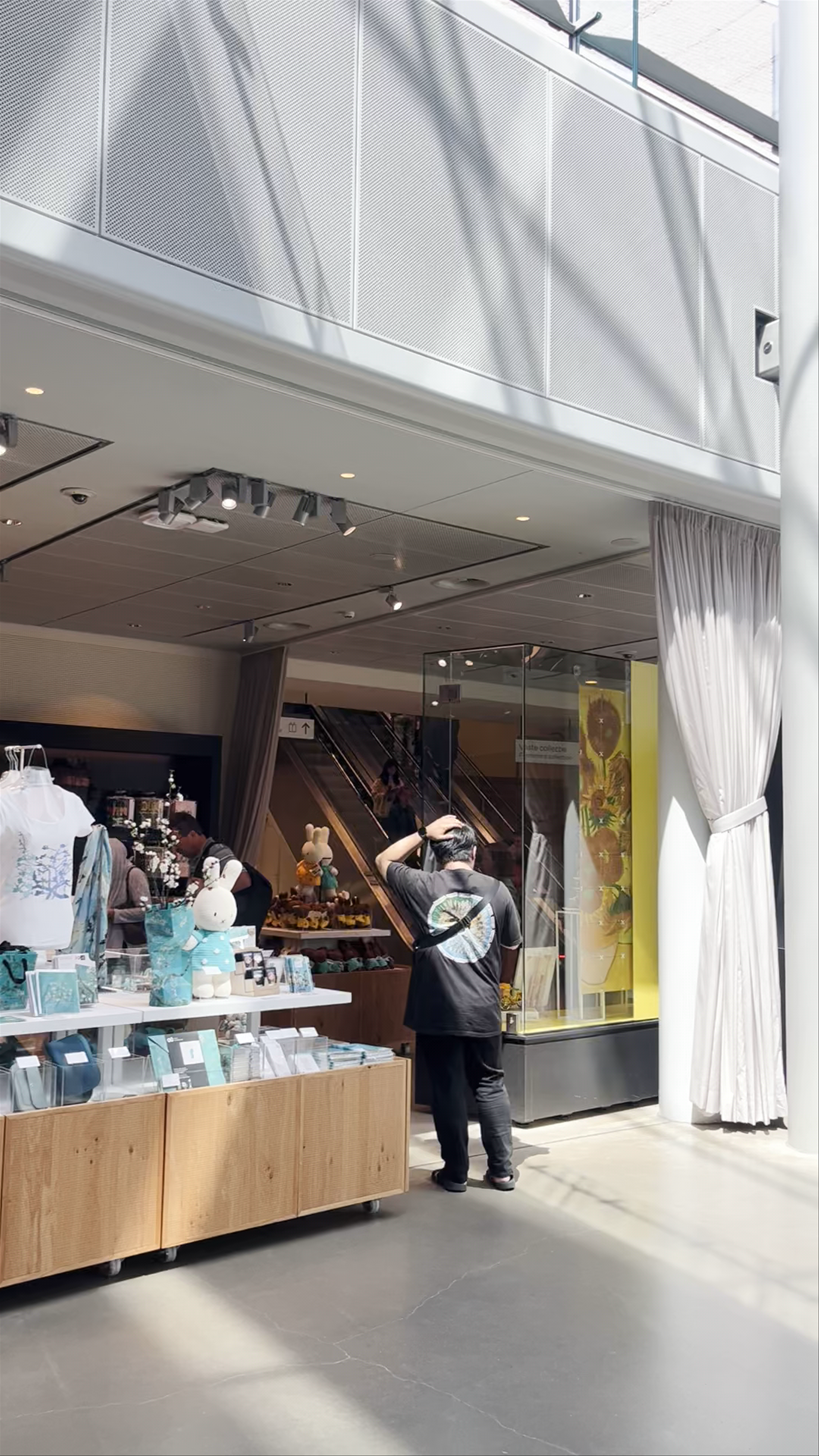 Museumshop Van Gogh Museum: Bright Light and Artistic Soul in Amsterdam