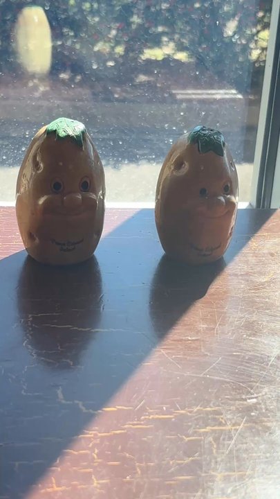 Momo's Cafe - This place is absolutely adorable. They have the cutest salt and pepper shakers and they're all different. - Cafes Near Me - Hampton, Virginia